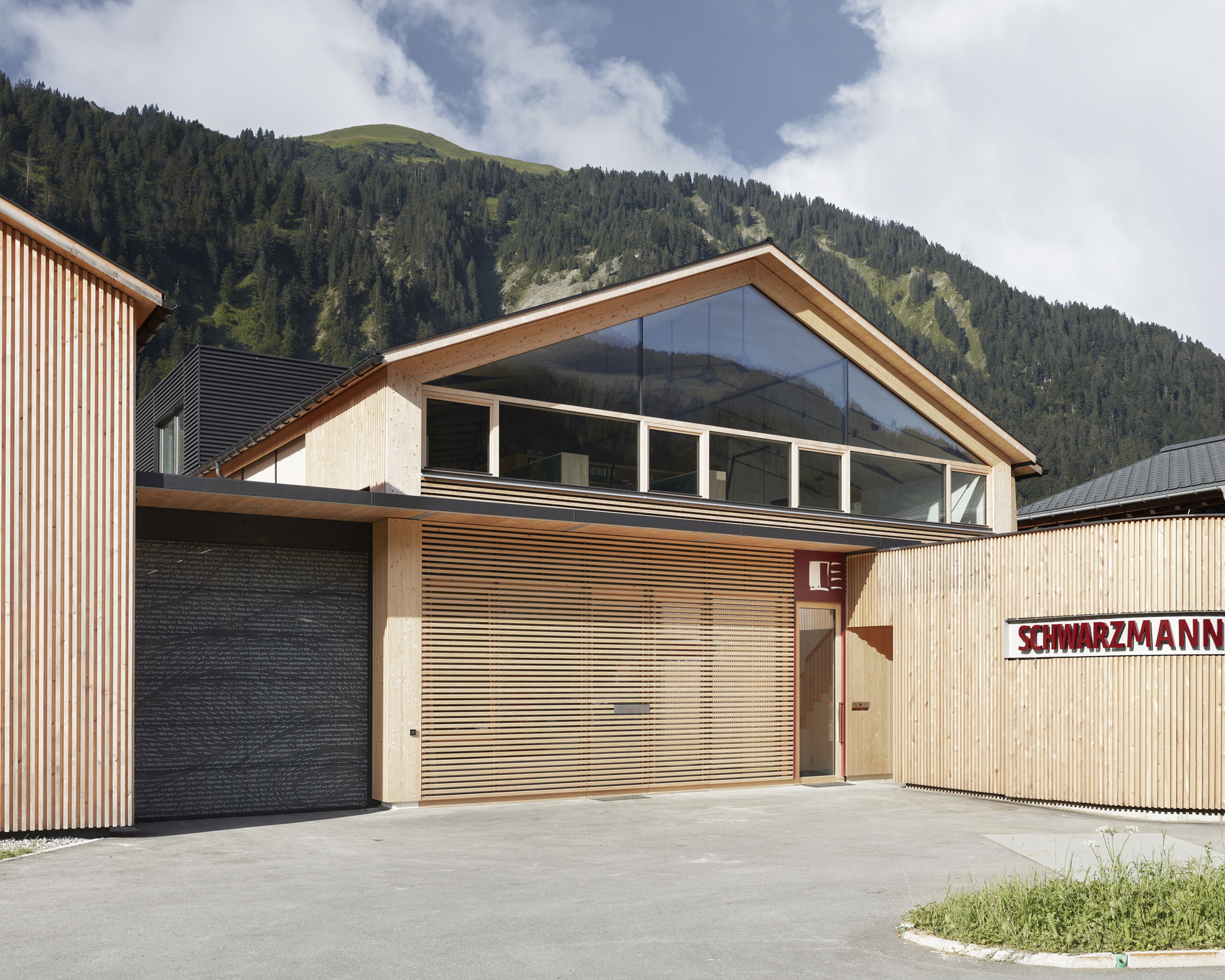 Betriebserweiterung Schwarzmann Fenster: moderner Holzbau, die natürliche Materialien, handwerkliche Qualität und zeitgemäße Architektur verbindet.