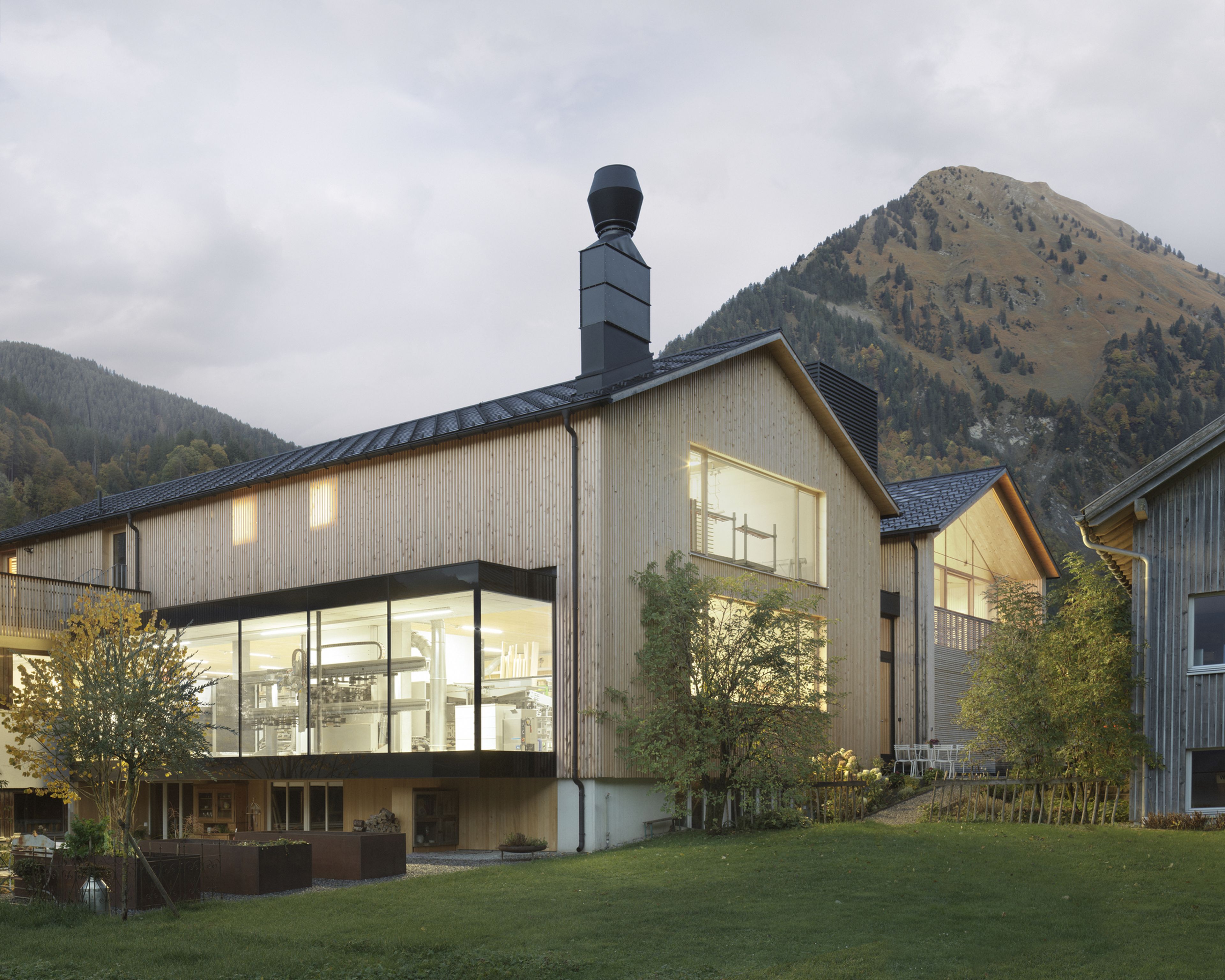 Betriebserweiterung Schwarzmann Fenster: moderner Holzbau, die natürliche Materialien, handwerkliche Qualität und zeitgemäße Architektur verbindet.