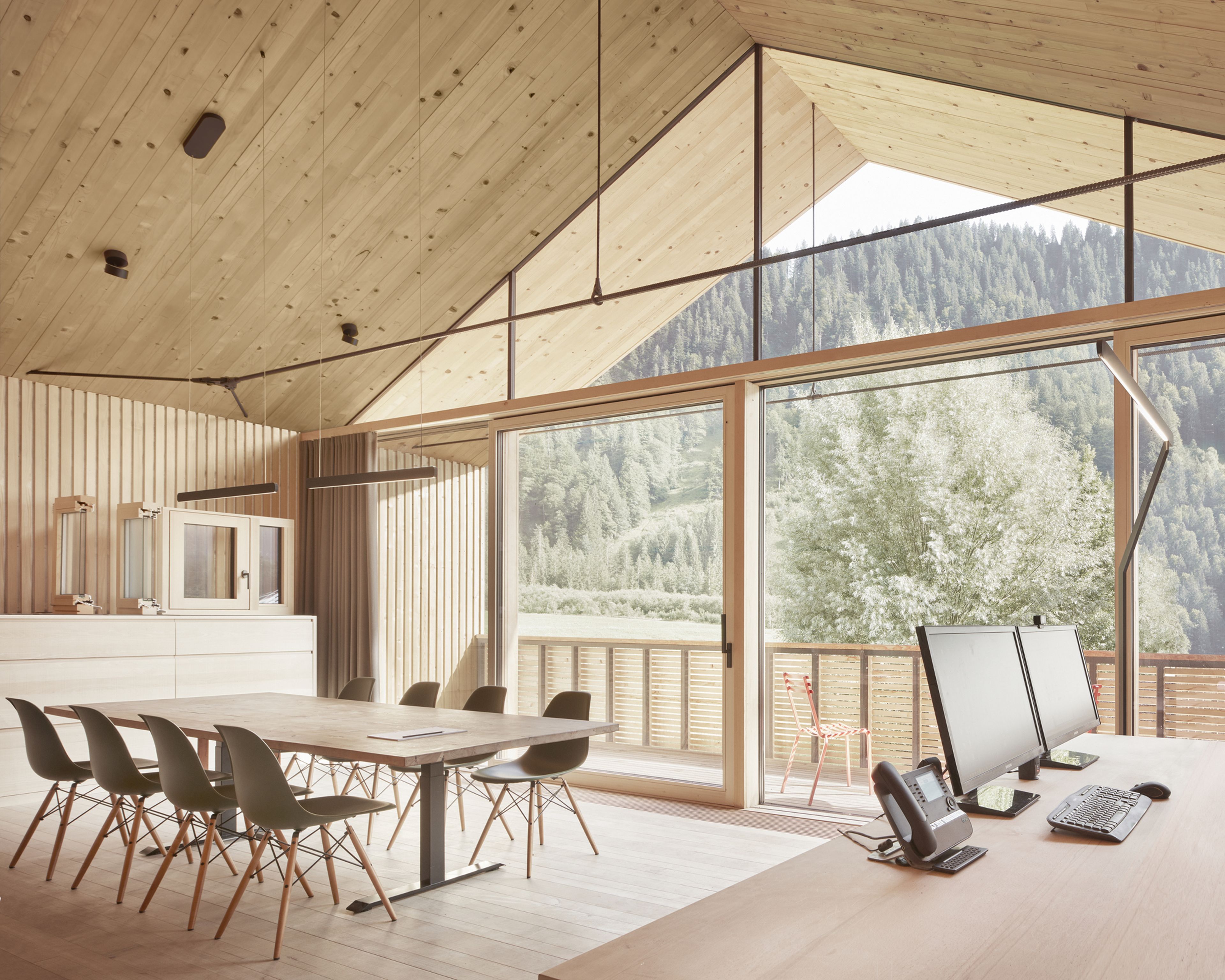 Betriebserweiterung Schwarzmann Fenster: moderner Holzbau, die natürliche Materialien, handwerkliche Qualität und zeitgemäße Architektur verbindet.