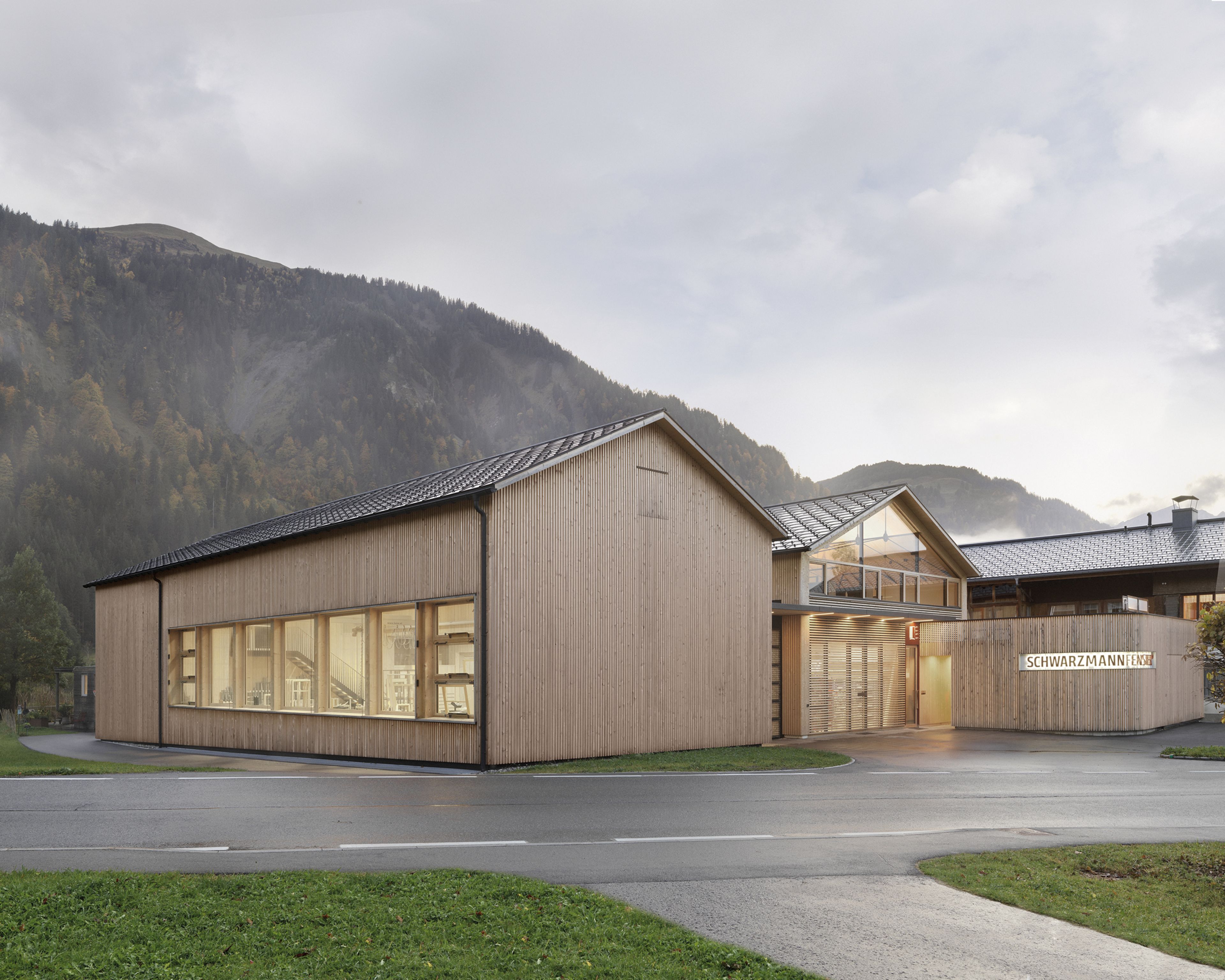 Betriebserweiterung Schwarzmann Fenster: moderner Holzbau, die natürliche Materialien, handwerkliche Qualität und zeitgemäße Architektur verbindet.