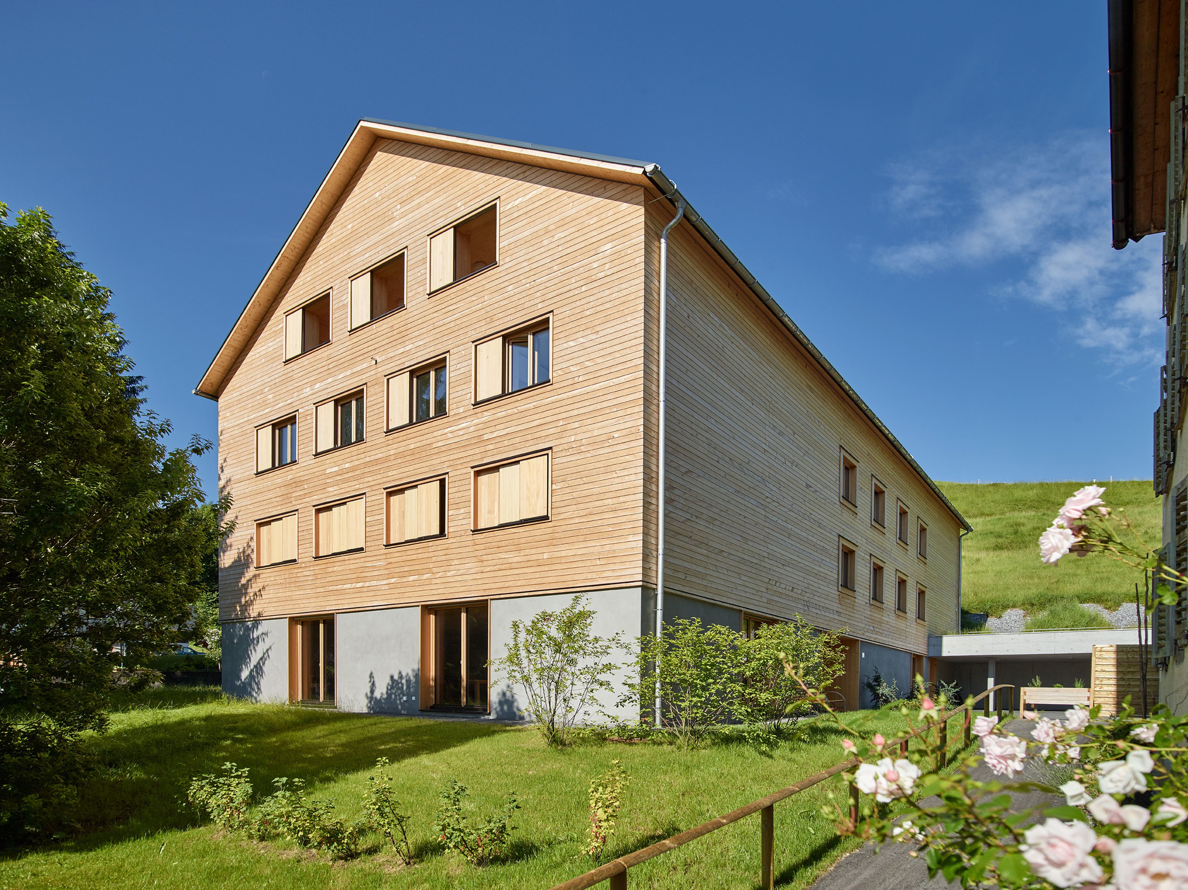 Mehrgeschossiger Holzbau Betreutes Wohnen Schwarzenberg mit moderner Architektur, Holzfassade und Satteldach.