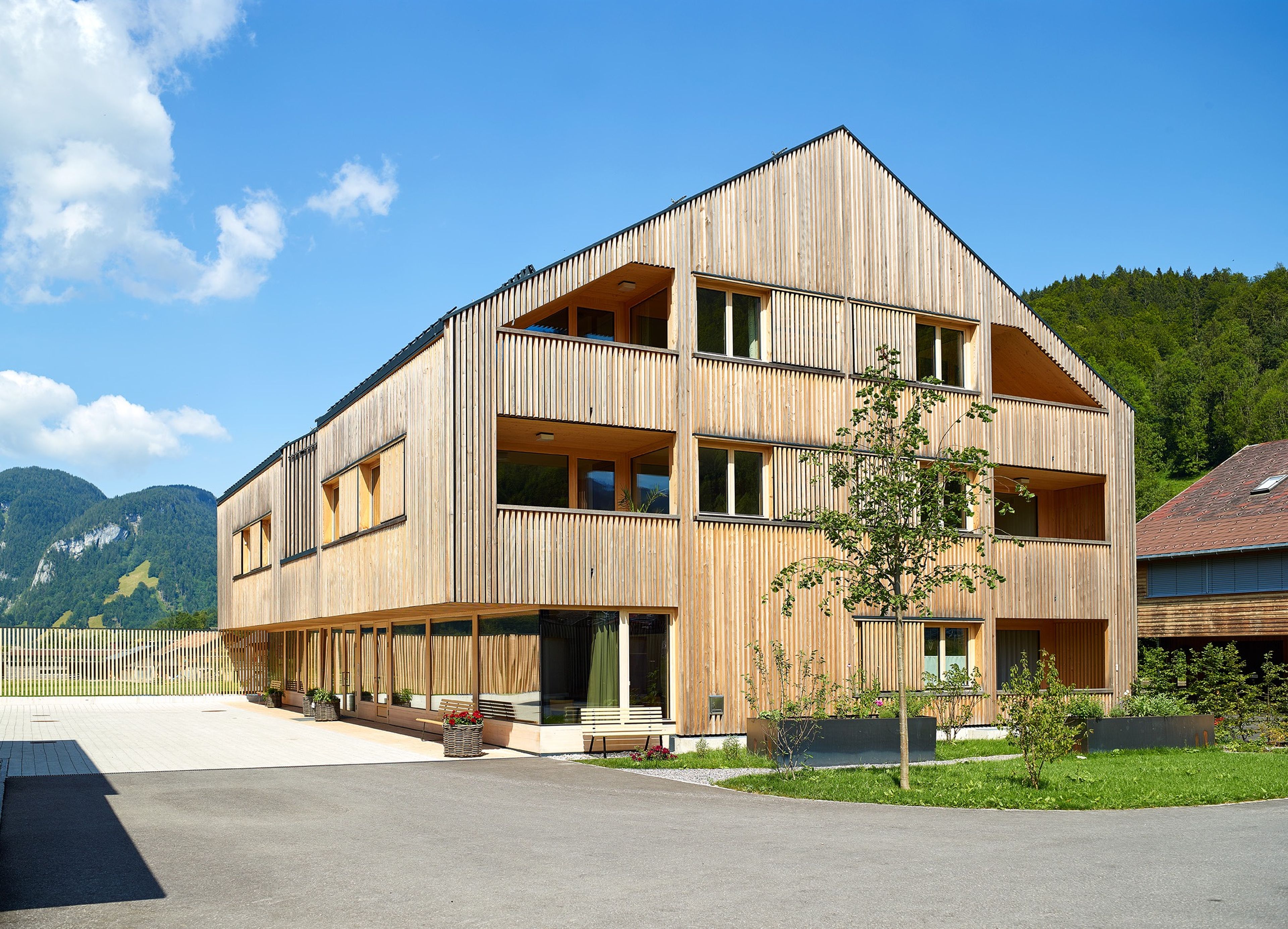 Mehrgeschossiger Holzbau Betreutes Wohnen in Bizau mit moderner Architektur, Holzfassade und Satteldach.
