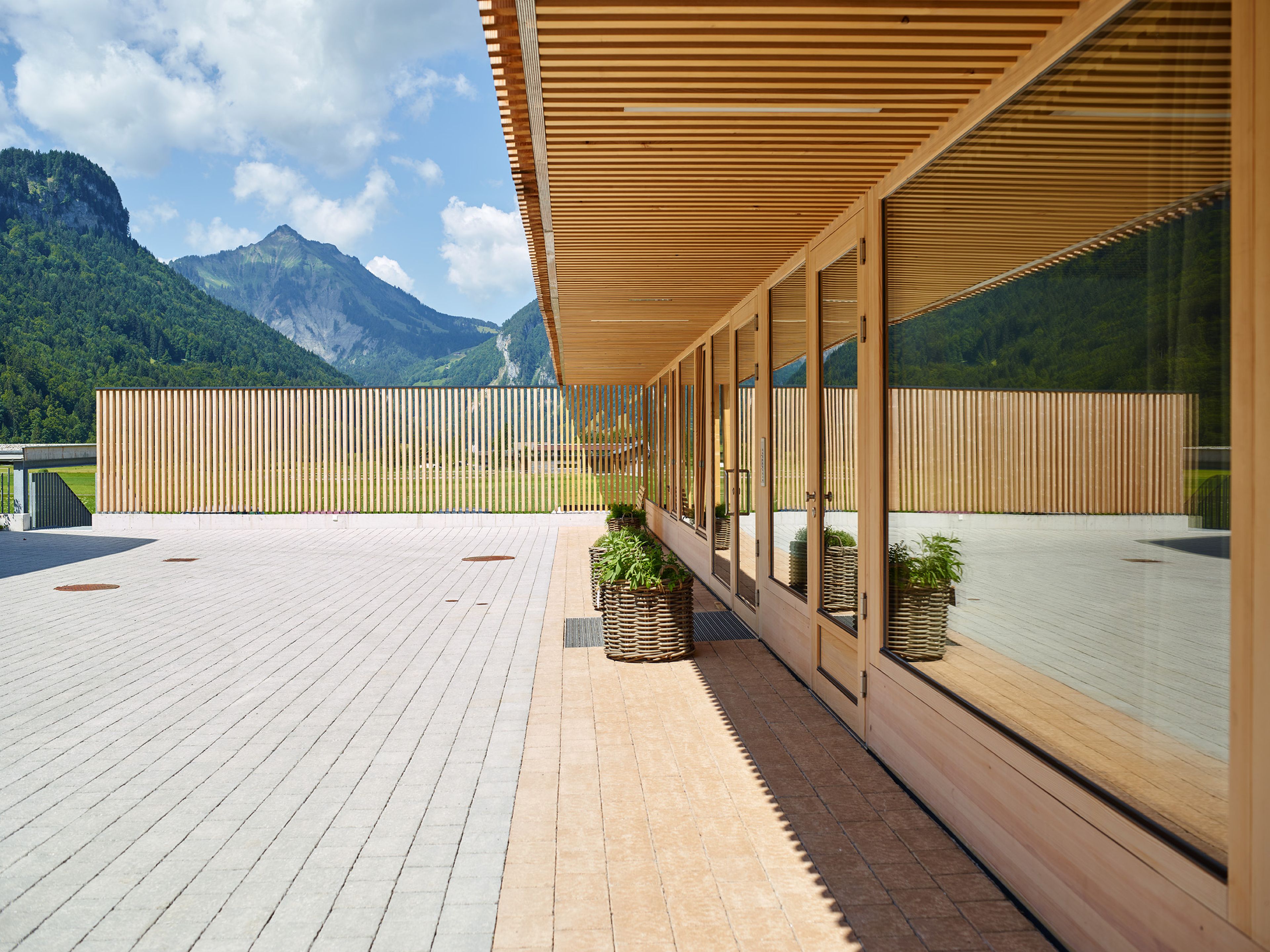 Mehrgeschossiger Holzbau Betreutes Wohnen in Bizau mit moderner Architektur, Holzfassade und Satteldach.