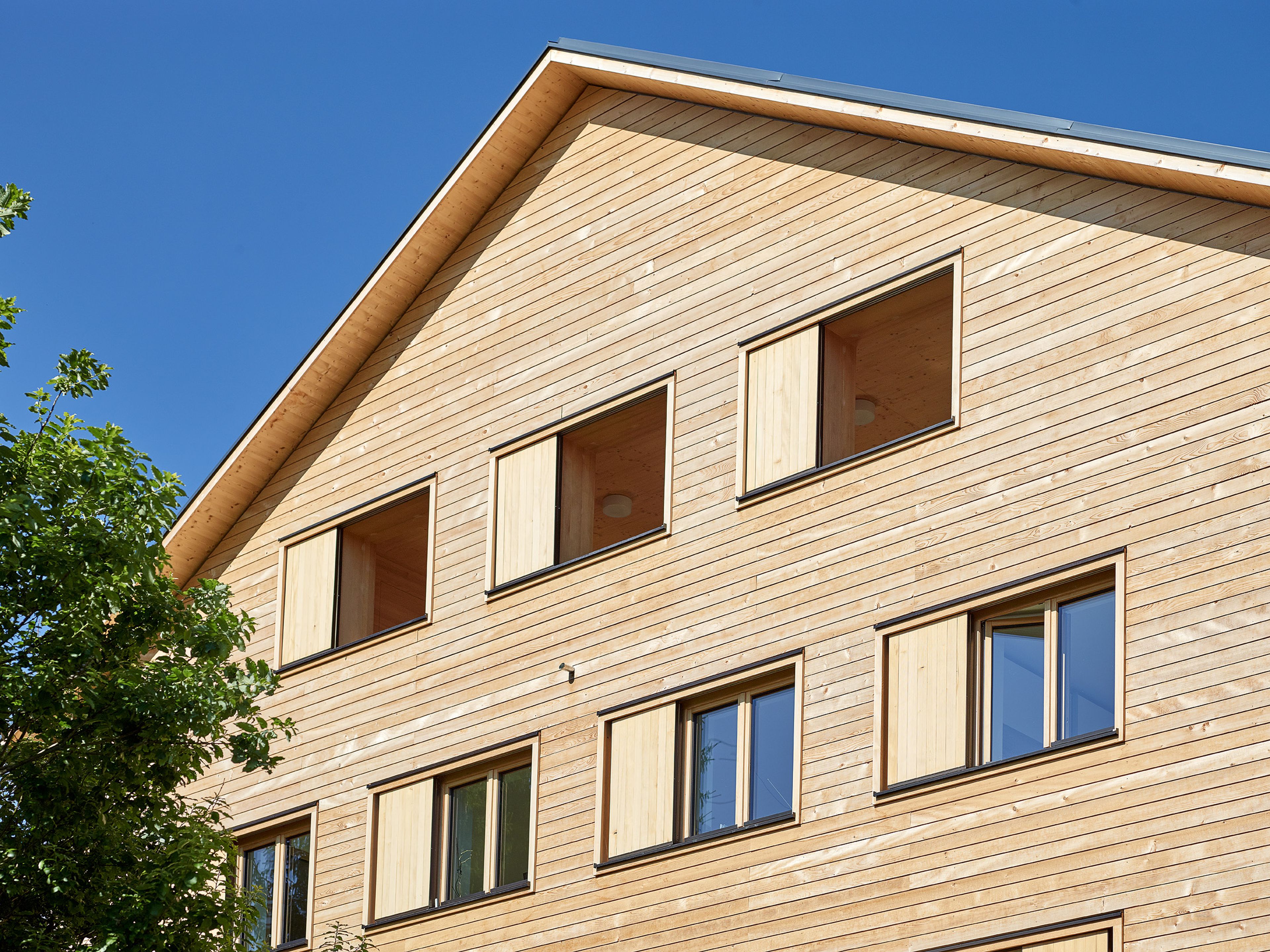 Mehrgeschossiger Holzbau Betreutes Wohnen Schwarzenberg mit moderner Architektur, Holzfassade und Satteldach.