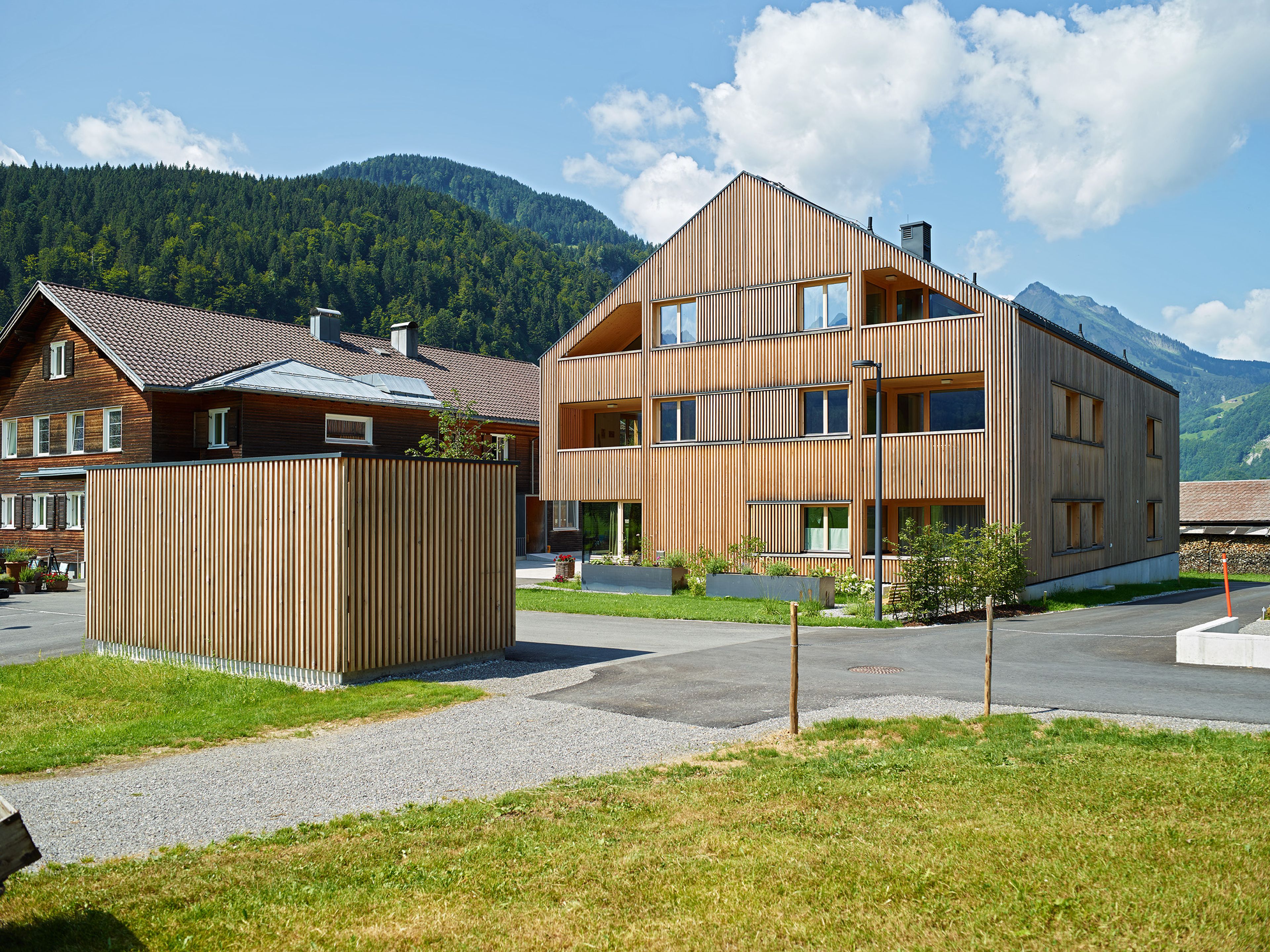 Mehrgeschossiger Holzbau Betreutes Wohnen in Bizau mit moderner Architektur, Holzfassade und Satteldach.