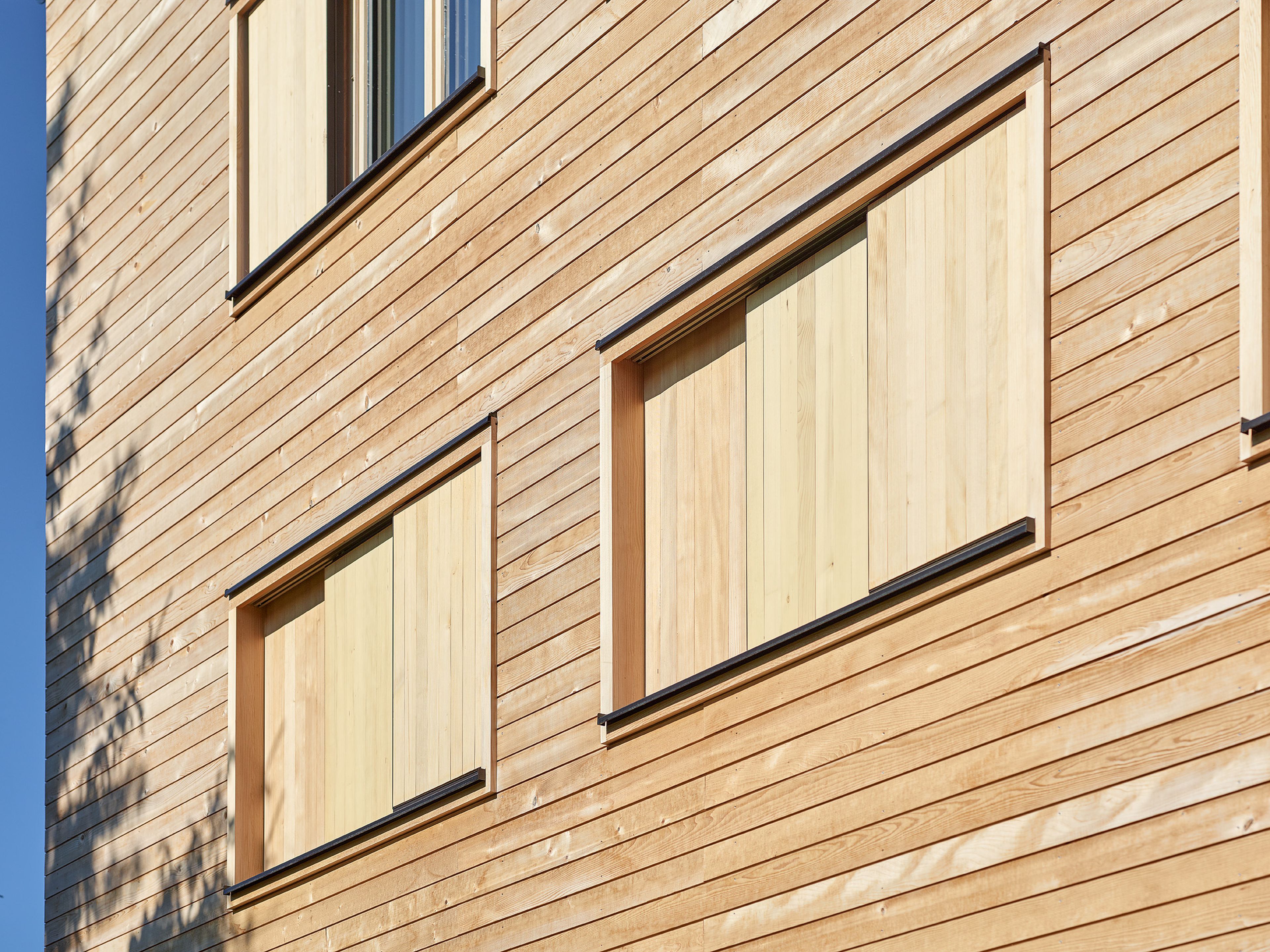 Mehrgeschossiger Holzbau Betreutes Wohnen Schwarzenberg mit moderner Architektur, Holzfassade und Satteldach.