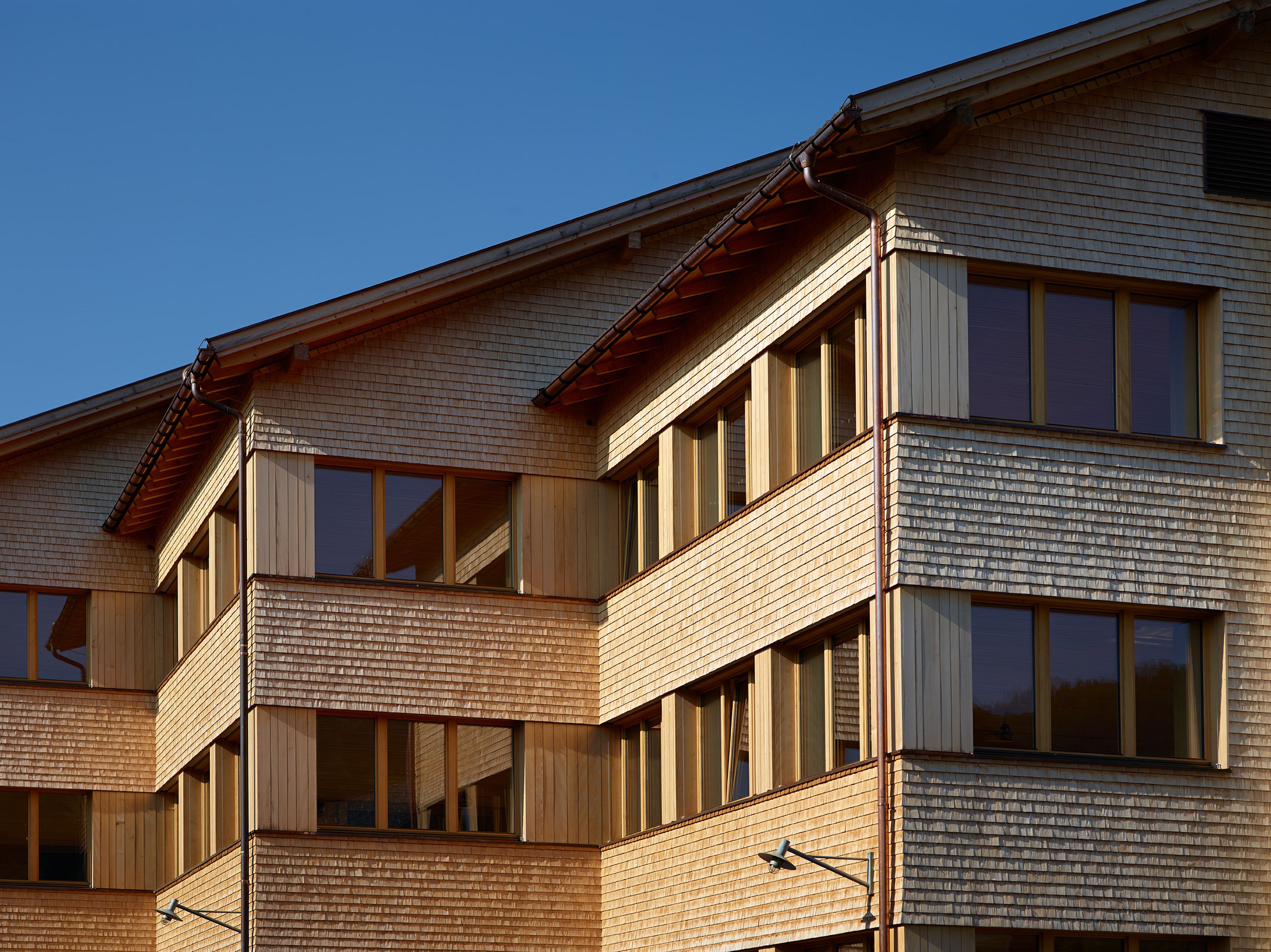 Volksschule Schwarzenberg  In Holzbauweise und Schindelfassade