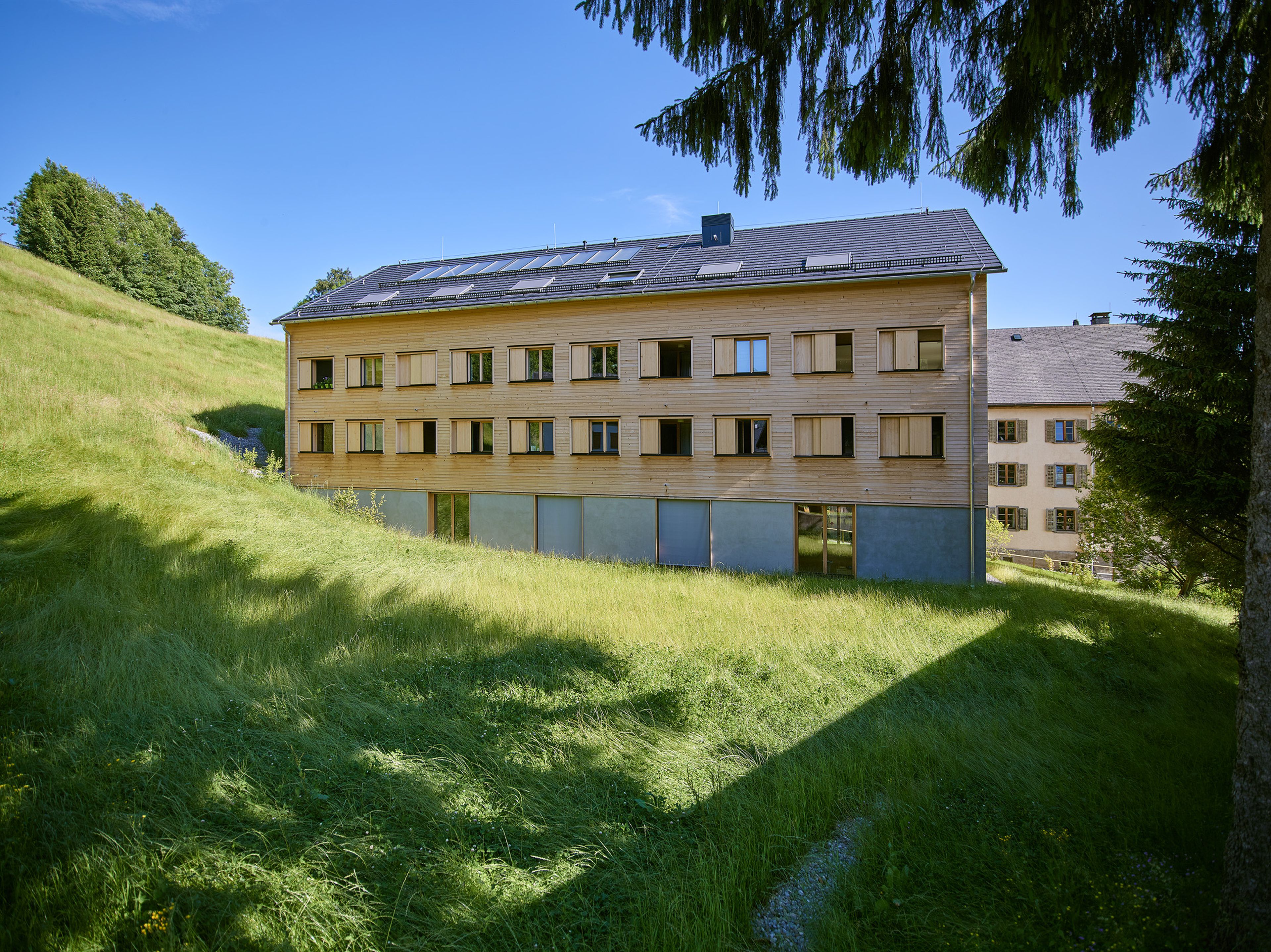 Mehrgeschossiger Holzbau Betreutes Wohnen Schwarzenberg mit moderner Architektur, Holzfassade und Satteldach.