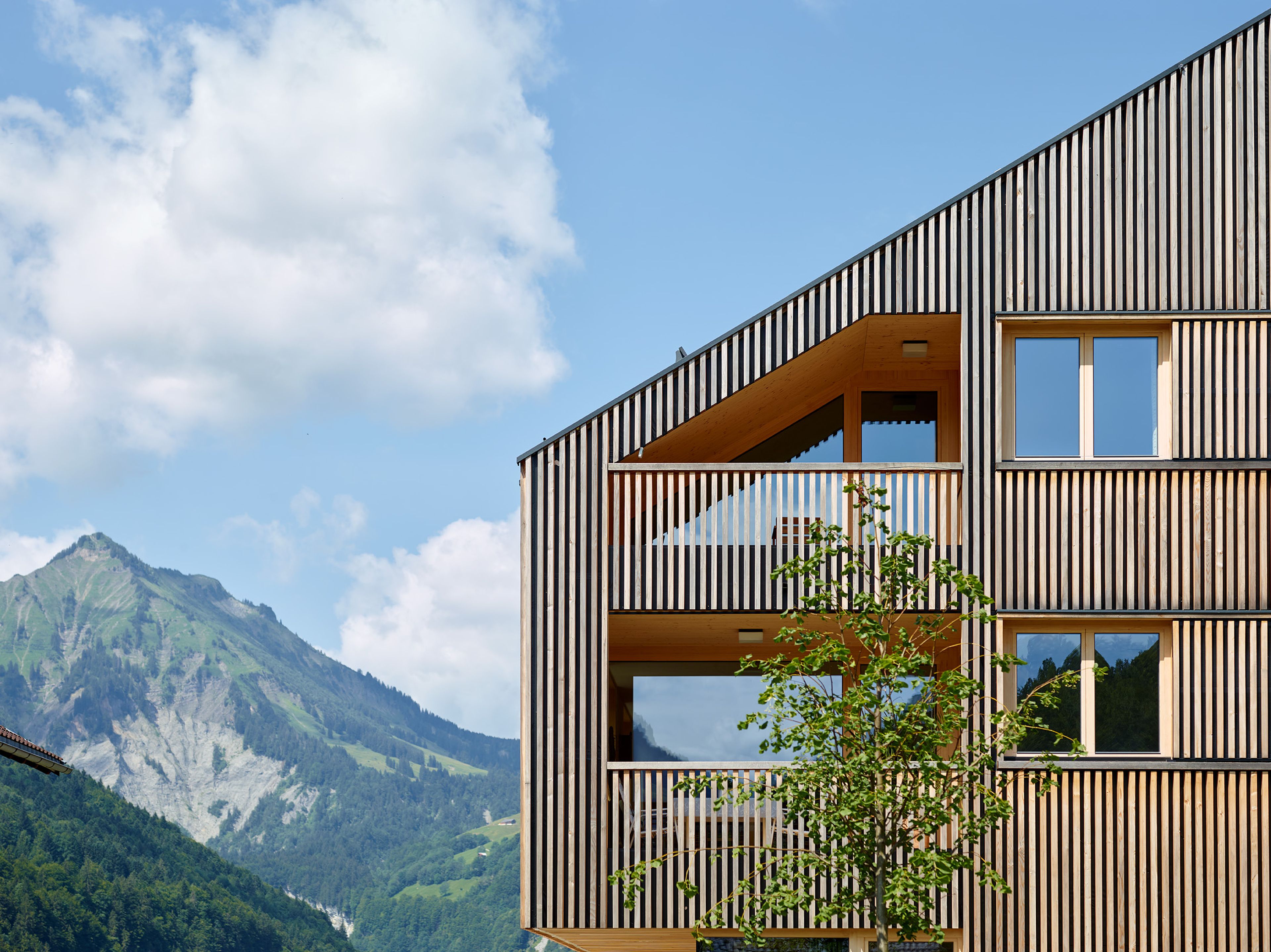 Mehrgeschossiger Holzbau Betreutes Wohnen in Bizau mit moderner Architektur, Holzfassade und Satteldach.