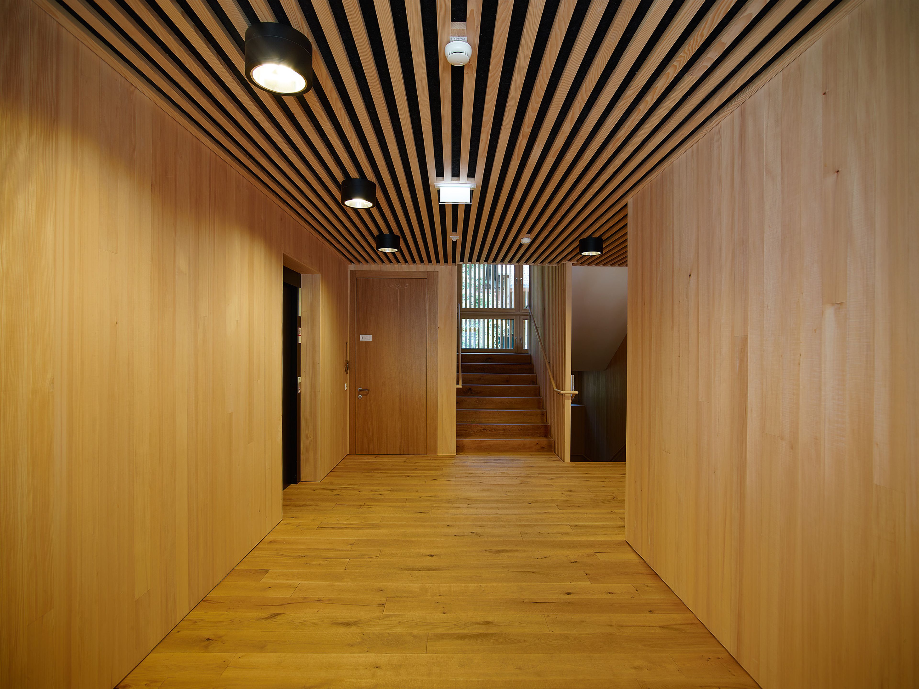 Mehrgeschossiger Holzbau Betreutes Wohnen in Bizau mit moderner Architektur, Holzfassade und Satteldach.