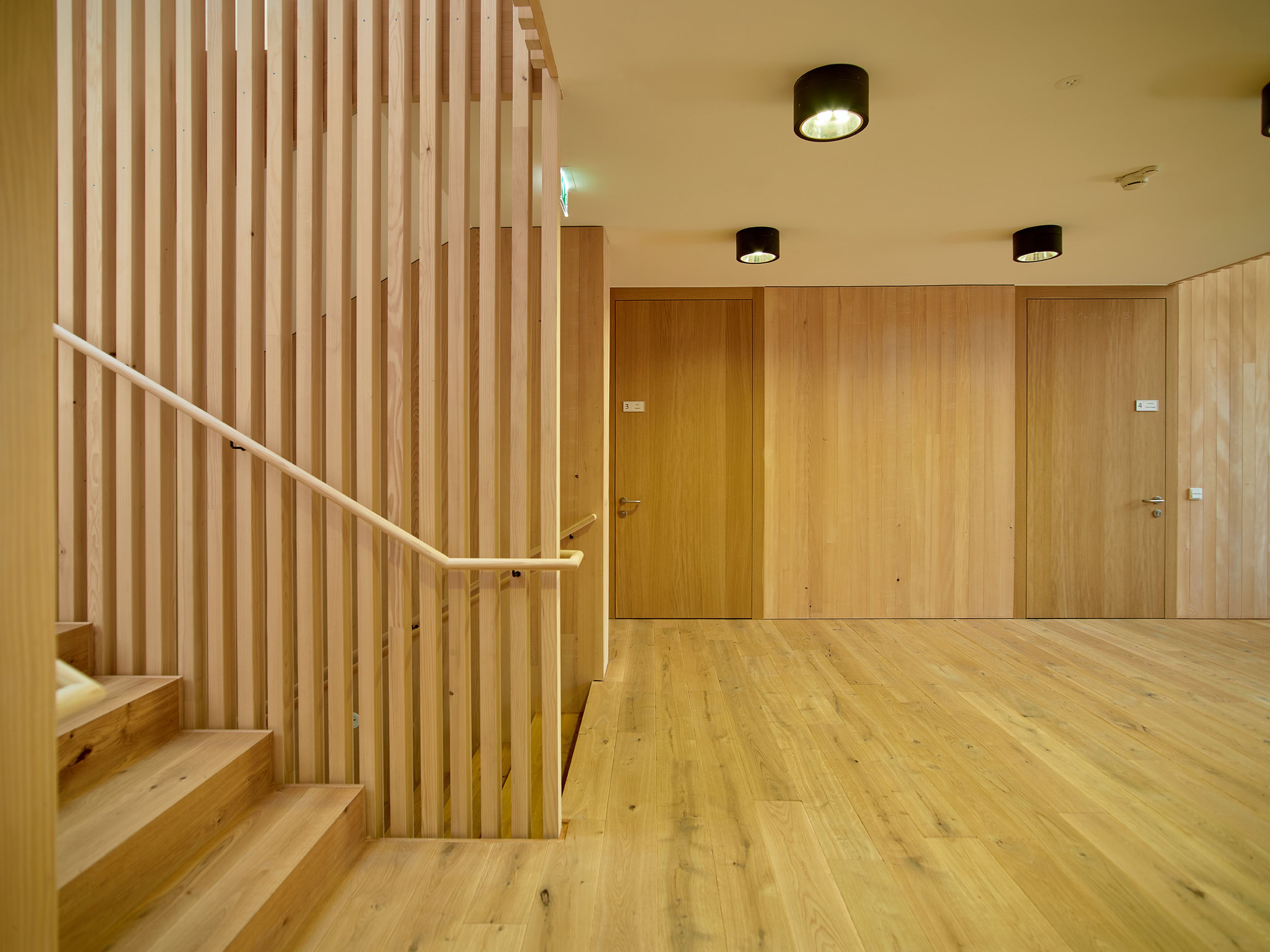 Mehrgeschossiger Holzbau Betreutes Wohnen in Bizau mit moderner Architektur, Holzfassade und Satteldach.