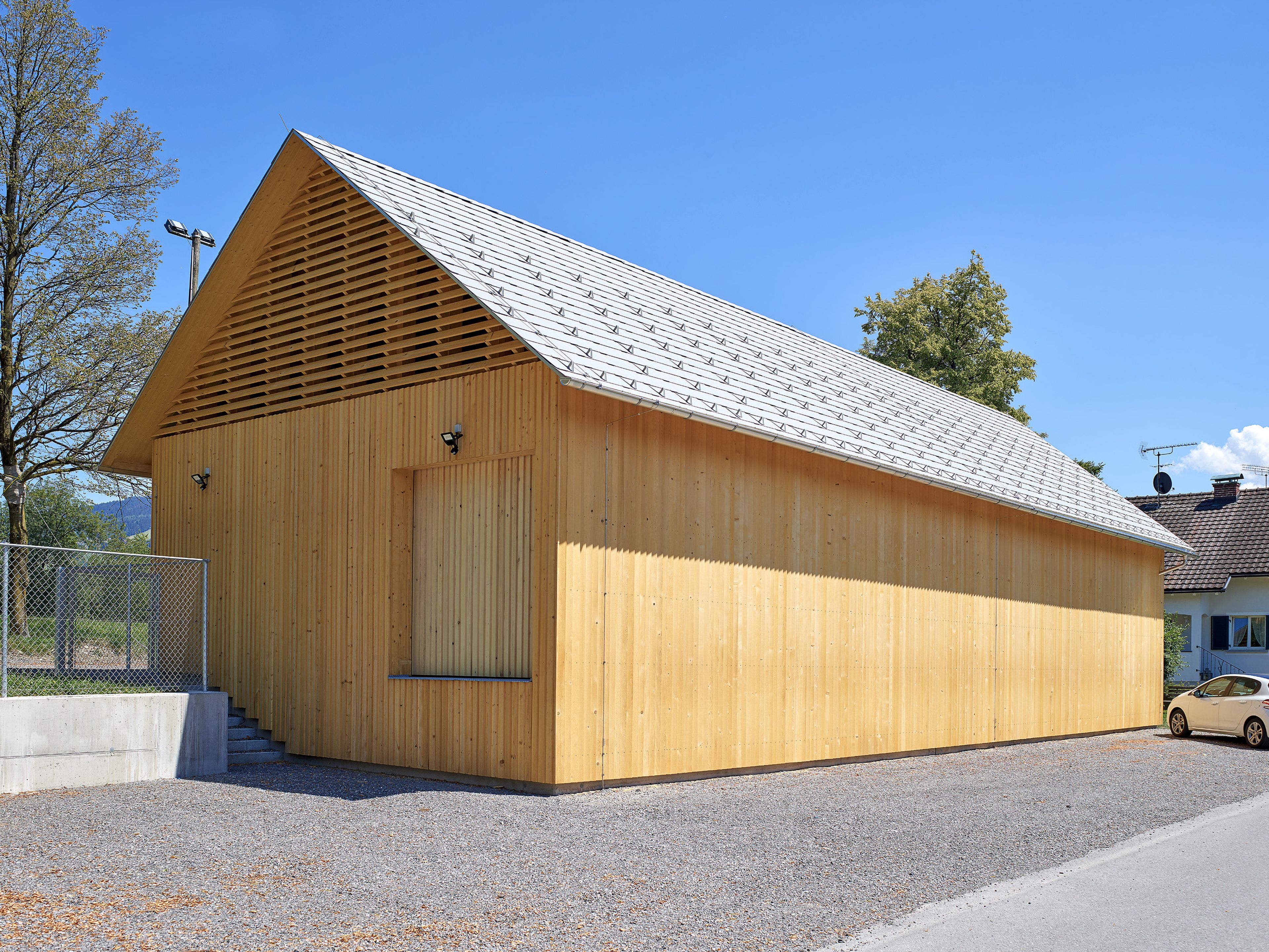 Außenansicht der Gerätehalle in der Birkenwiese Dornbirn, geradlinige Architektur mit Holzfassade und Satteldach.
