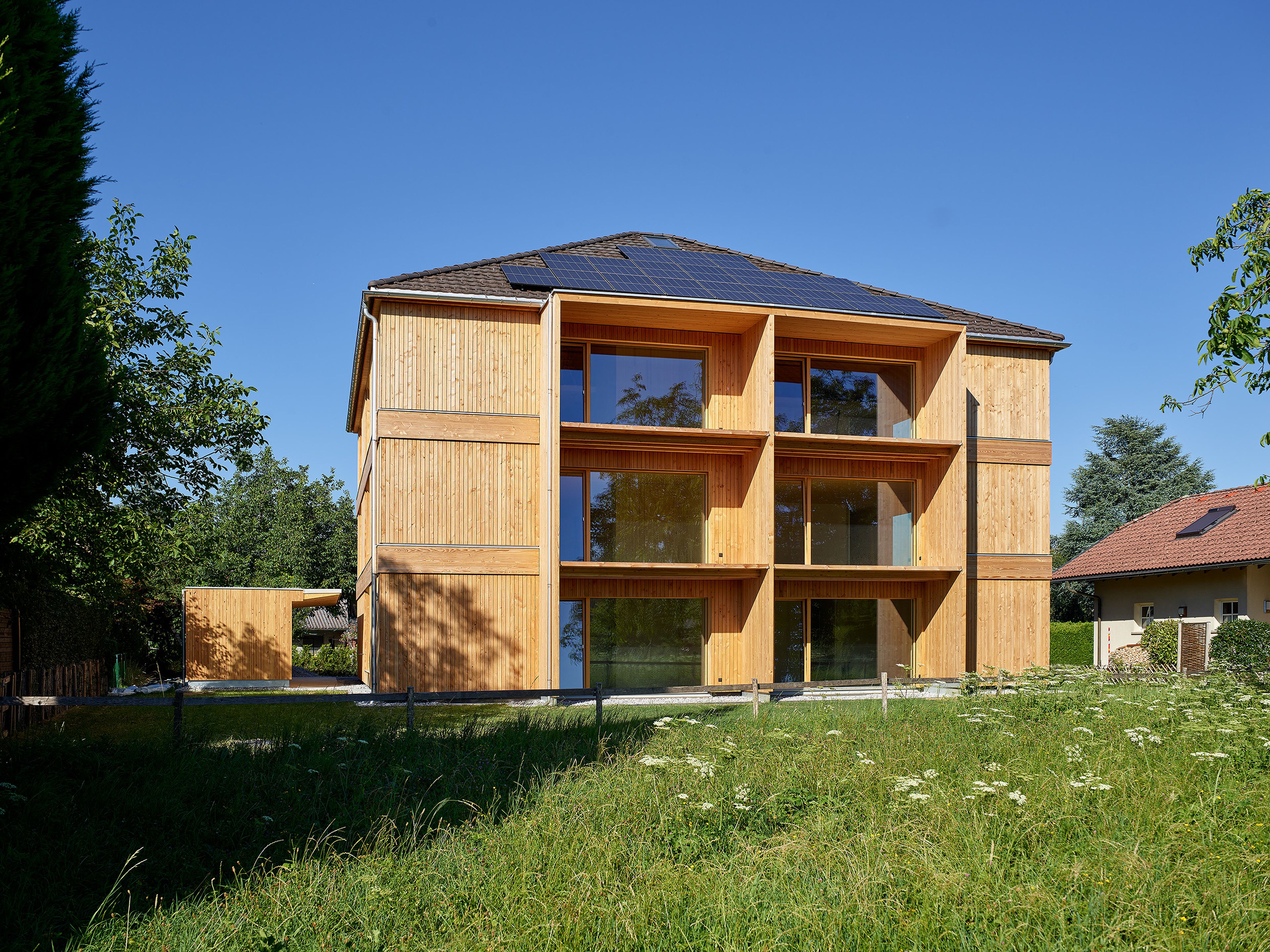 Außenansicht Haus Rotkreuzstraße Lustenau - Gerhard Berchtold Zimmerei Schwarzenberg - schöne Kleinwohnanlage in Massivholzbau aus dem Bregenzerwald