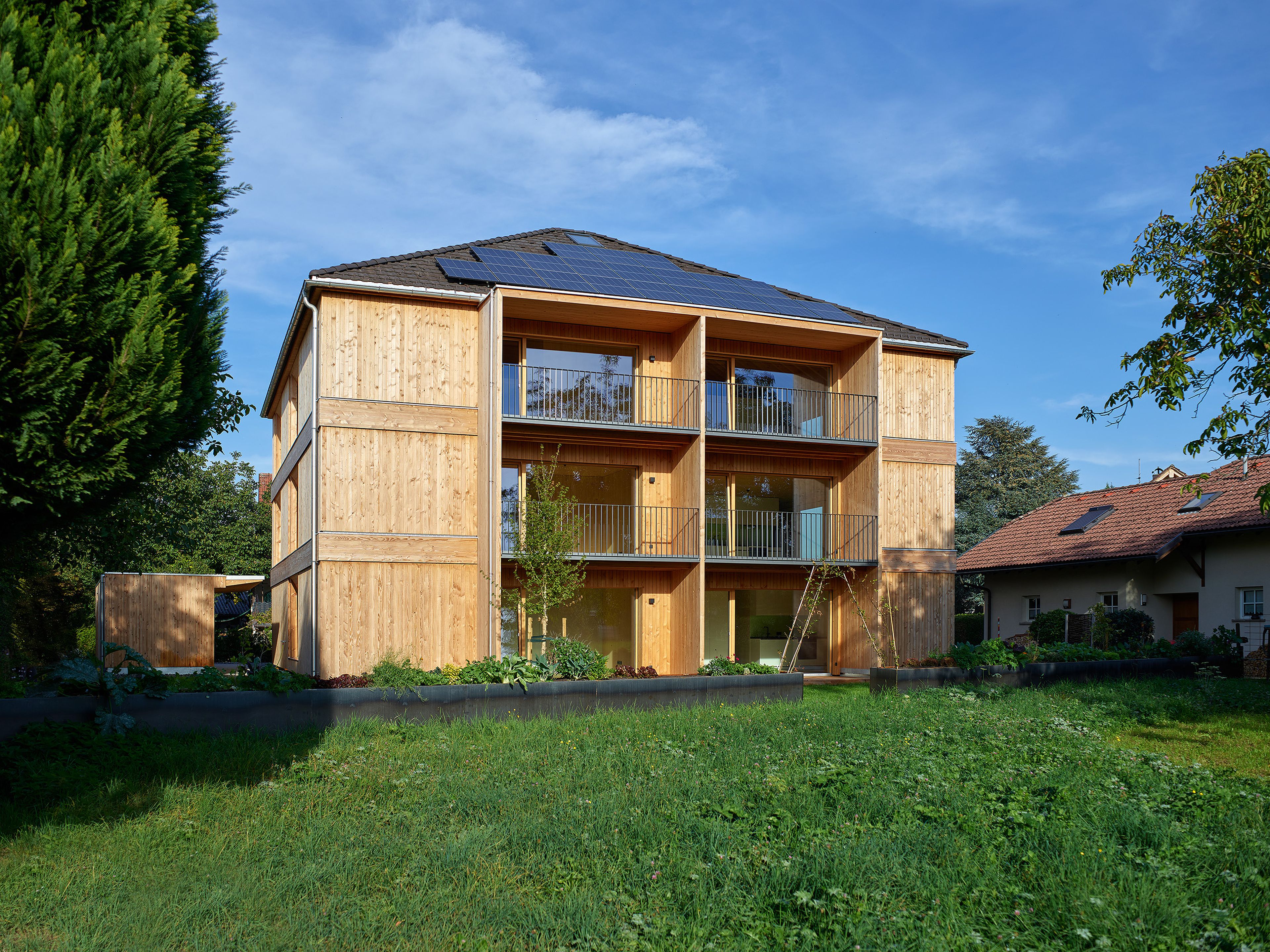 Außenansicht Haus Rotkreuzstraße Lustenau - Gerhard Berchtold Zimmerei Schwarzenberg - schöne Kleinwohnanlage in Massivholzbau aus dem Bregenzerwald