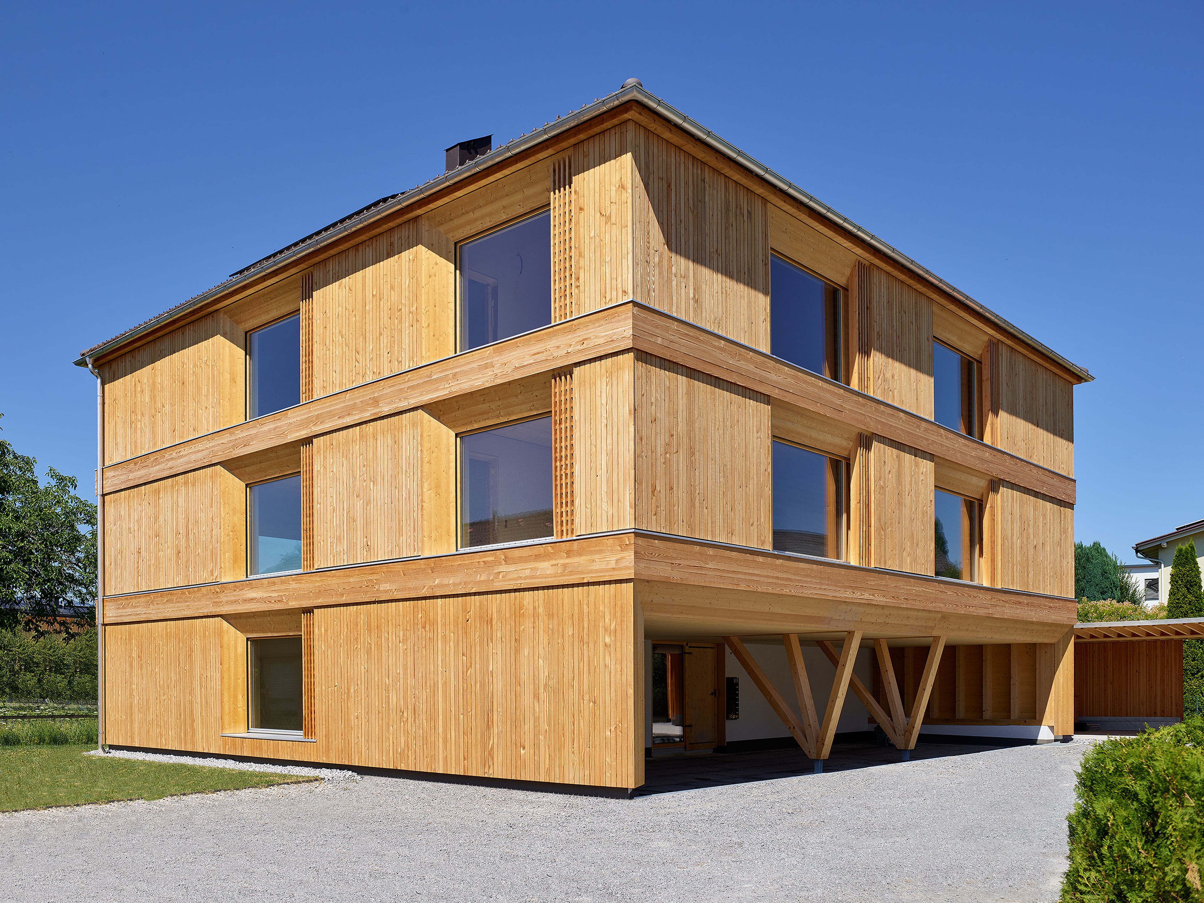 Außenansicht Haus Rotkreuzstraße Lustenau - Gerhard Berchtold Zimmerei Schwarzenberg - schöne Kleinwohnanlage in Massivholzbau aus dem Bregenzerwald