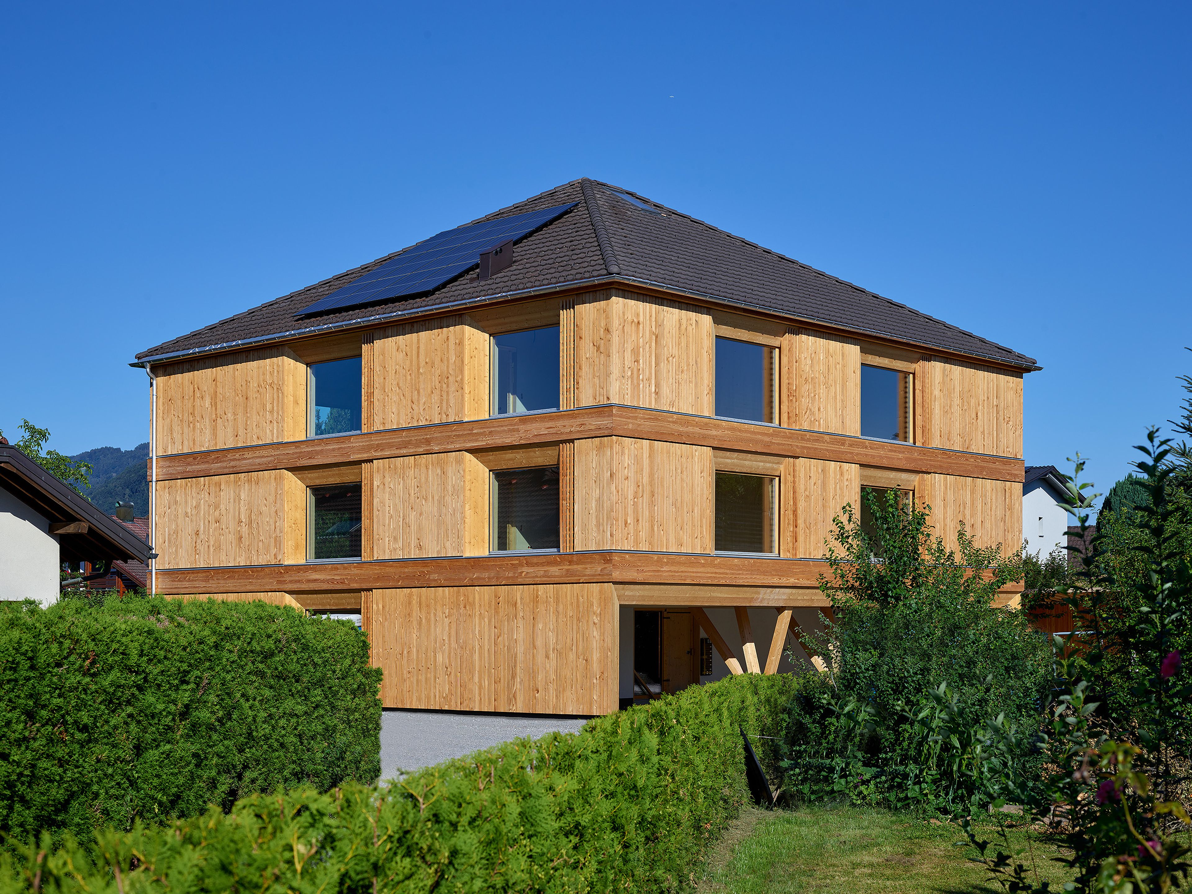 Außenansicht Haus Rotkreuzstraße Lustenau - Gerhard Berchtold Zimmerei Schwarzenberg - schöne Kleinwohnanlage in Massivholzbau aus dem Bregenzerwald
