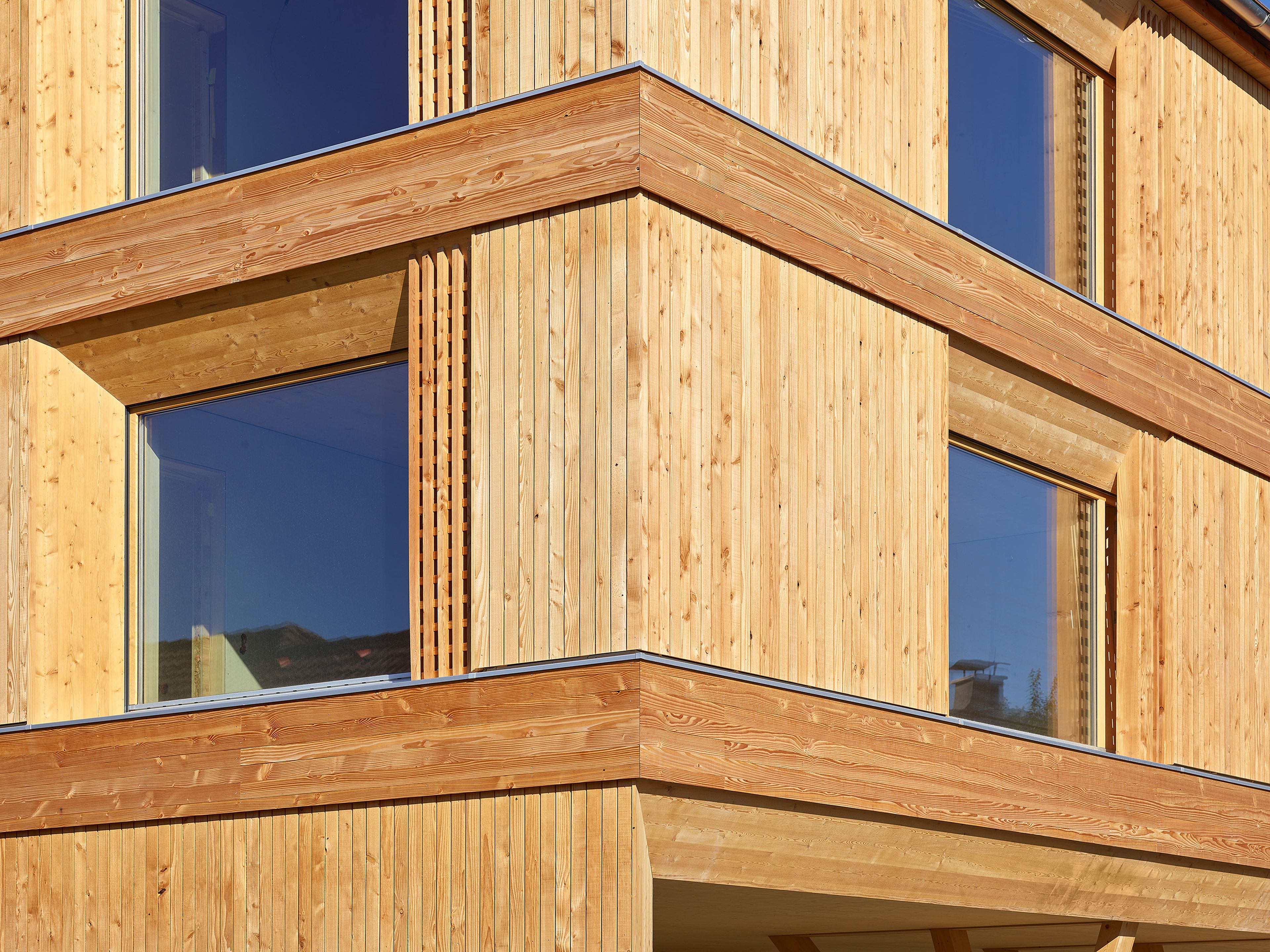 Detail Außenansicht Holzfassade Haus Rotkreuzstraße Lustenau - Gerhard Berchtold Zimmerei Schwarzenberg - schöne Kleinwohnanlage in Massivholzbau aus dem Bregenzerwald