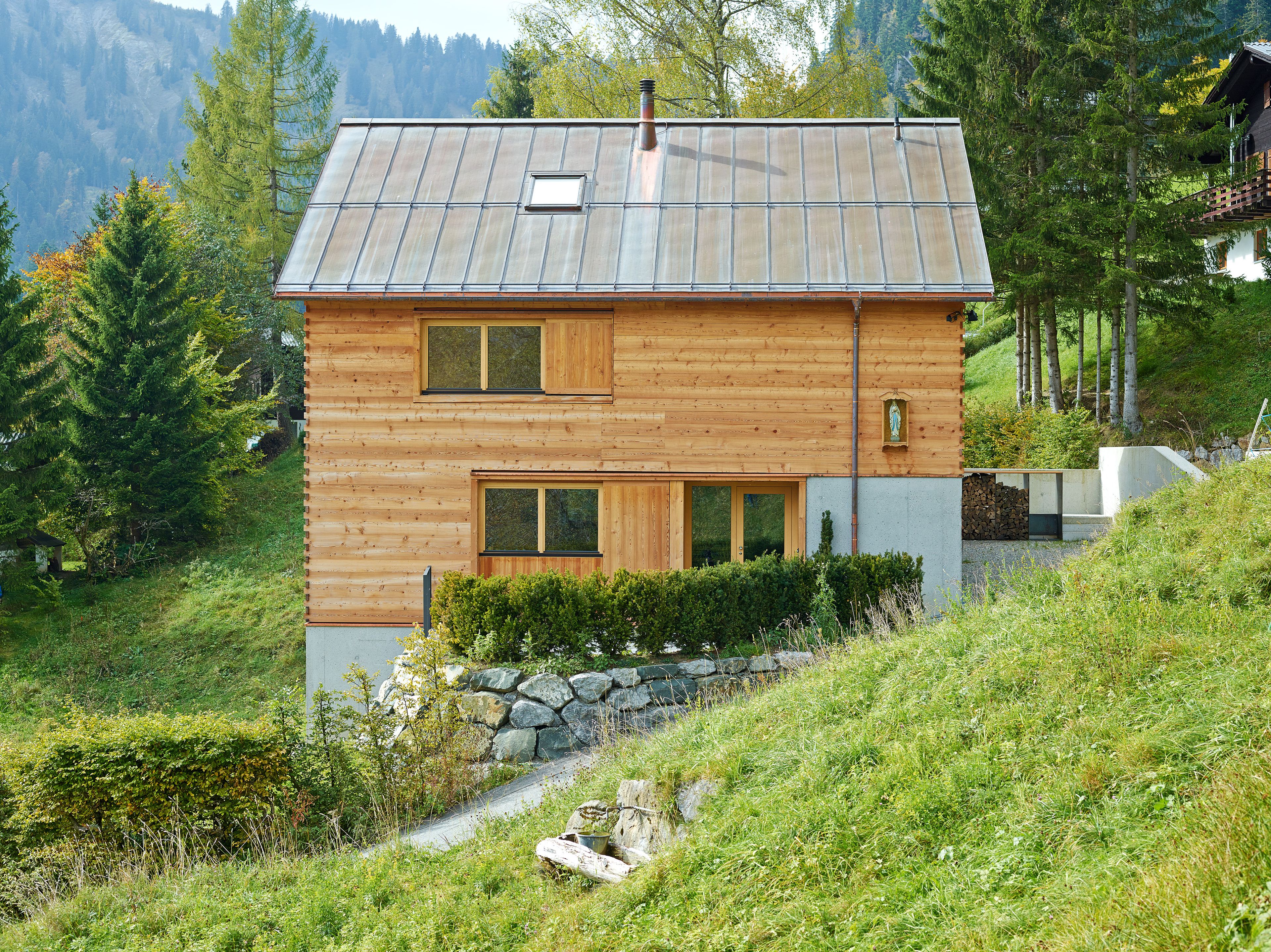 Aussenaufnahme eines Einfamilienhauses in Holz – in Strickbauweise.