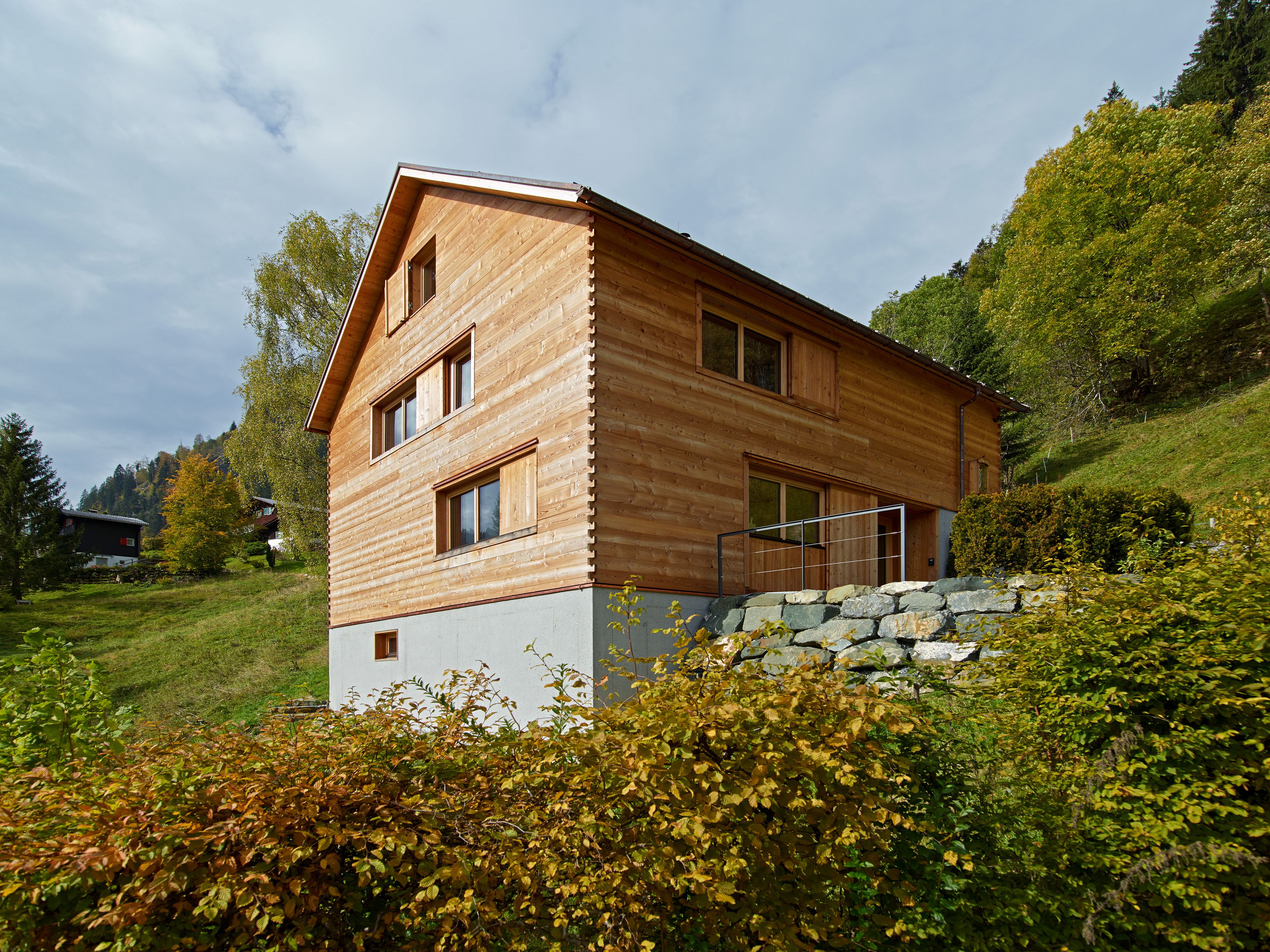 Aussenaufnahme eines Einfamilienhauses in Holz – in Strickbauweise.