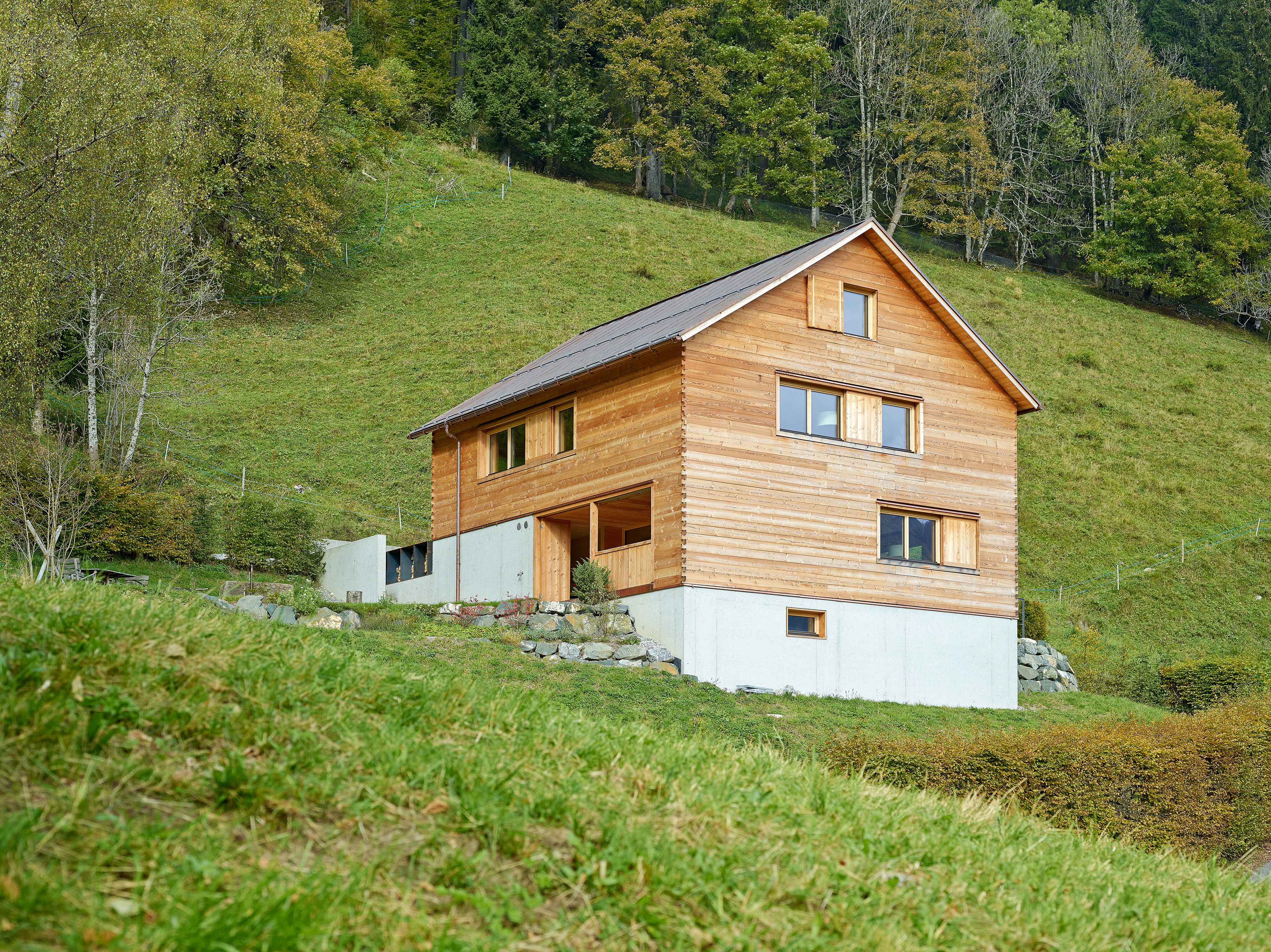 Aussenaufnahme eines Einfamilienhauses in Holz – in Strickbauweise.