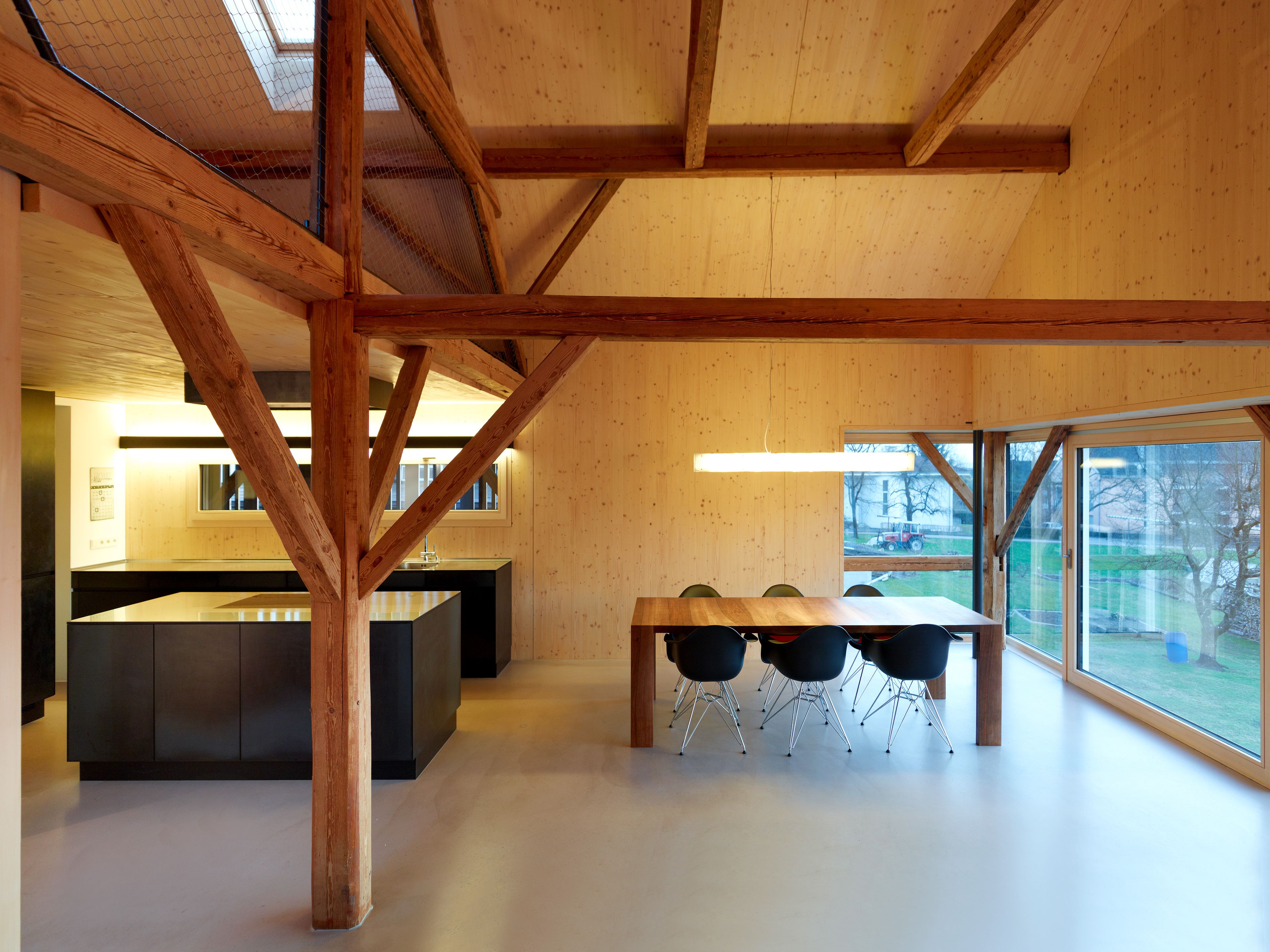 Eine ehemalige Scheune wurde zu Wohnzwecken mit Holz umgebaut.