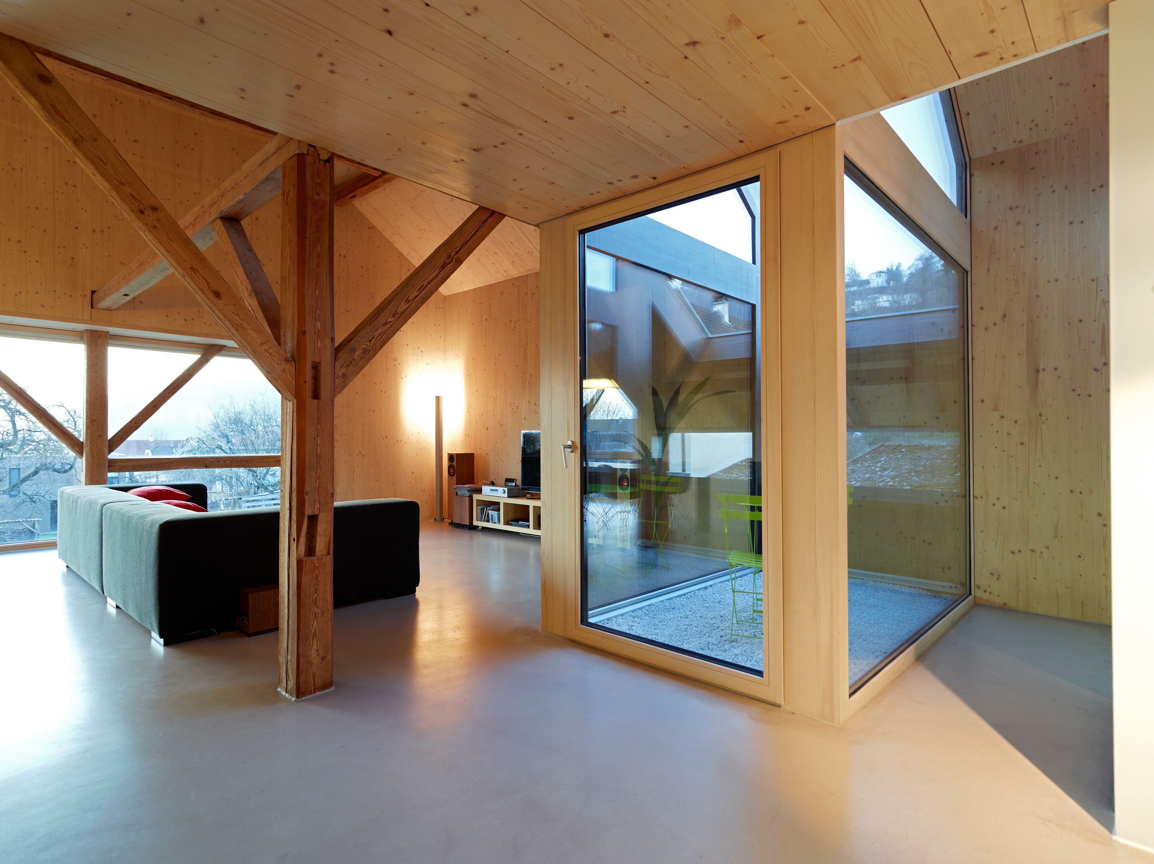 Eine ehemalige Scheune wurde zu Wohnzwecken mit Holz umgebaut.