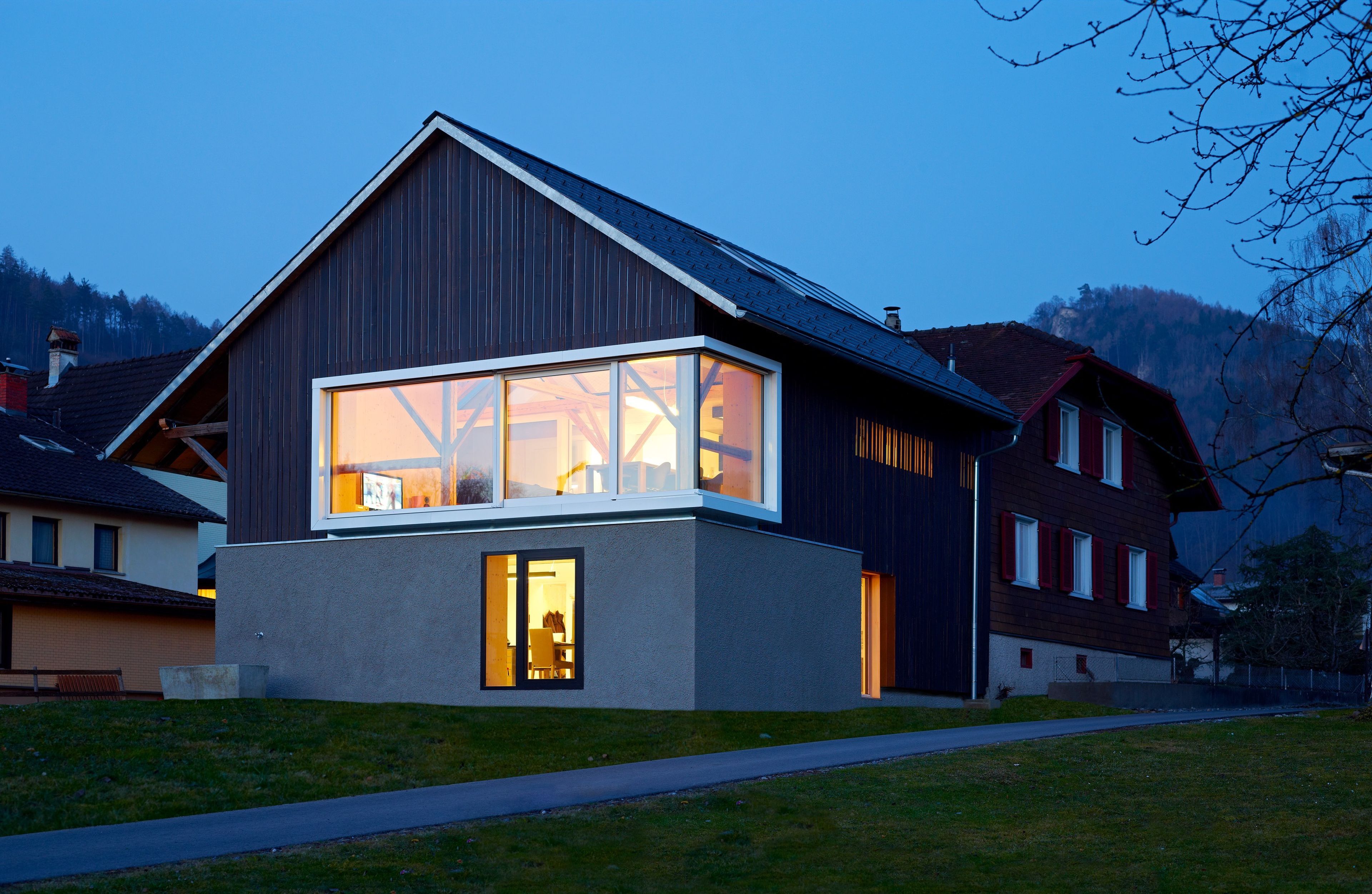 Eine ehemalige Scheune wurde zu Wohnzwecken mit Holz umgebaut.