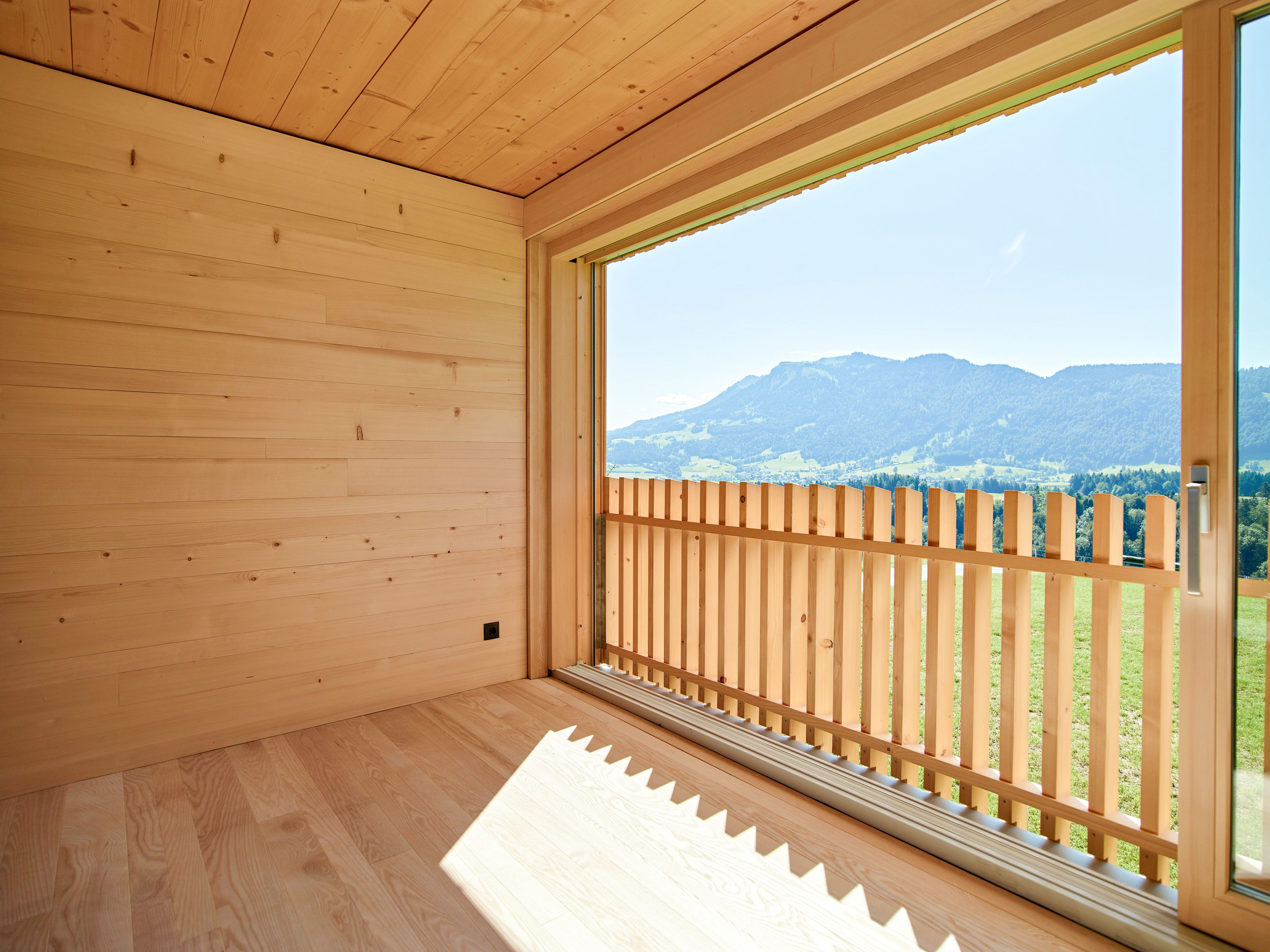 Ein einzigartiges Wertvollholzhaus aus massiven Holzbalken in traditioneller Strickbauweise.