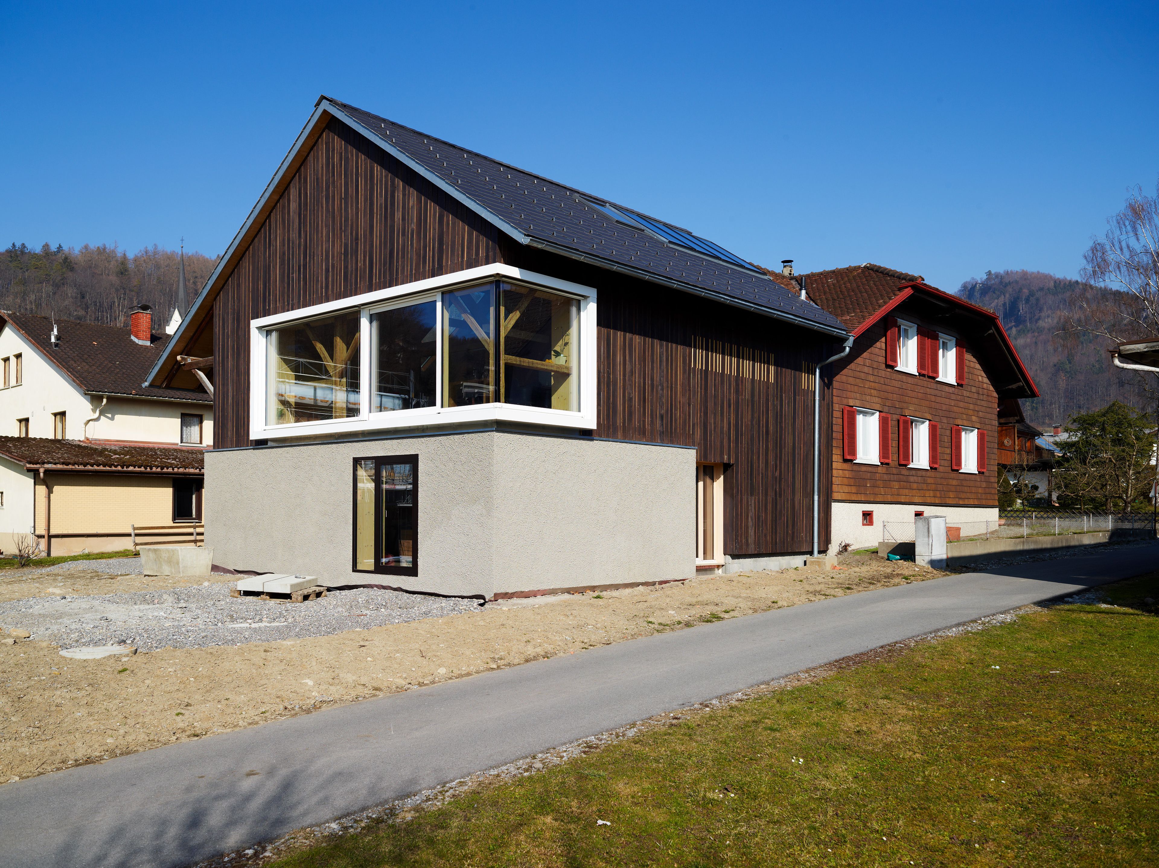 Eine ehemalige Scheune wurde zu Wohnzwecken mit Holz umgebaut.