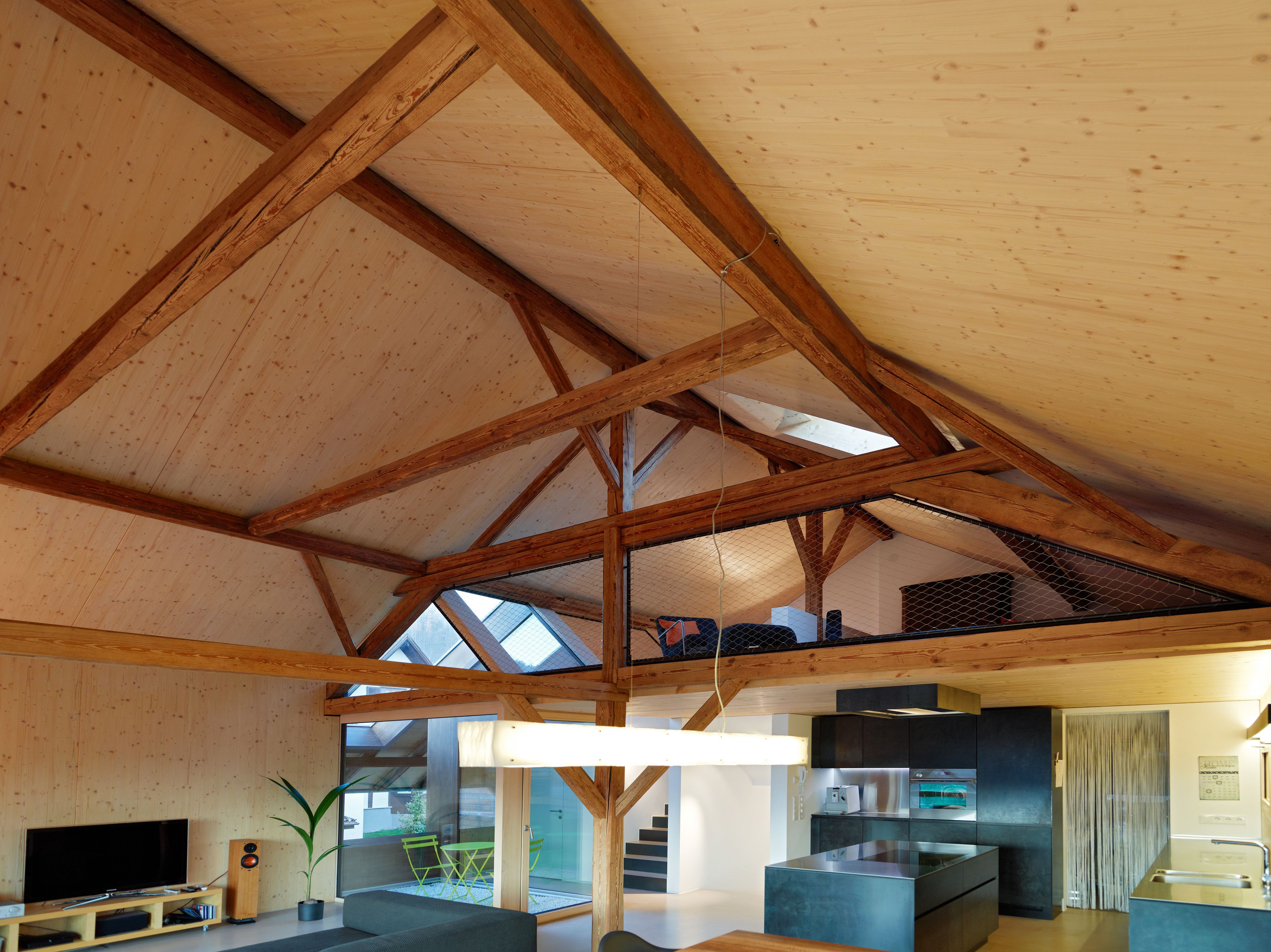 Eine ehemalige Scheune wurde zu Wohnzwecken mit Holz umgebaut.