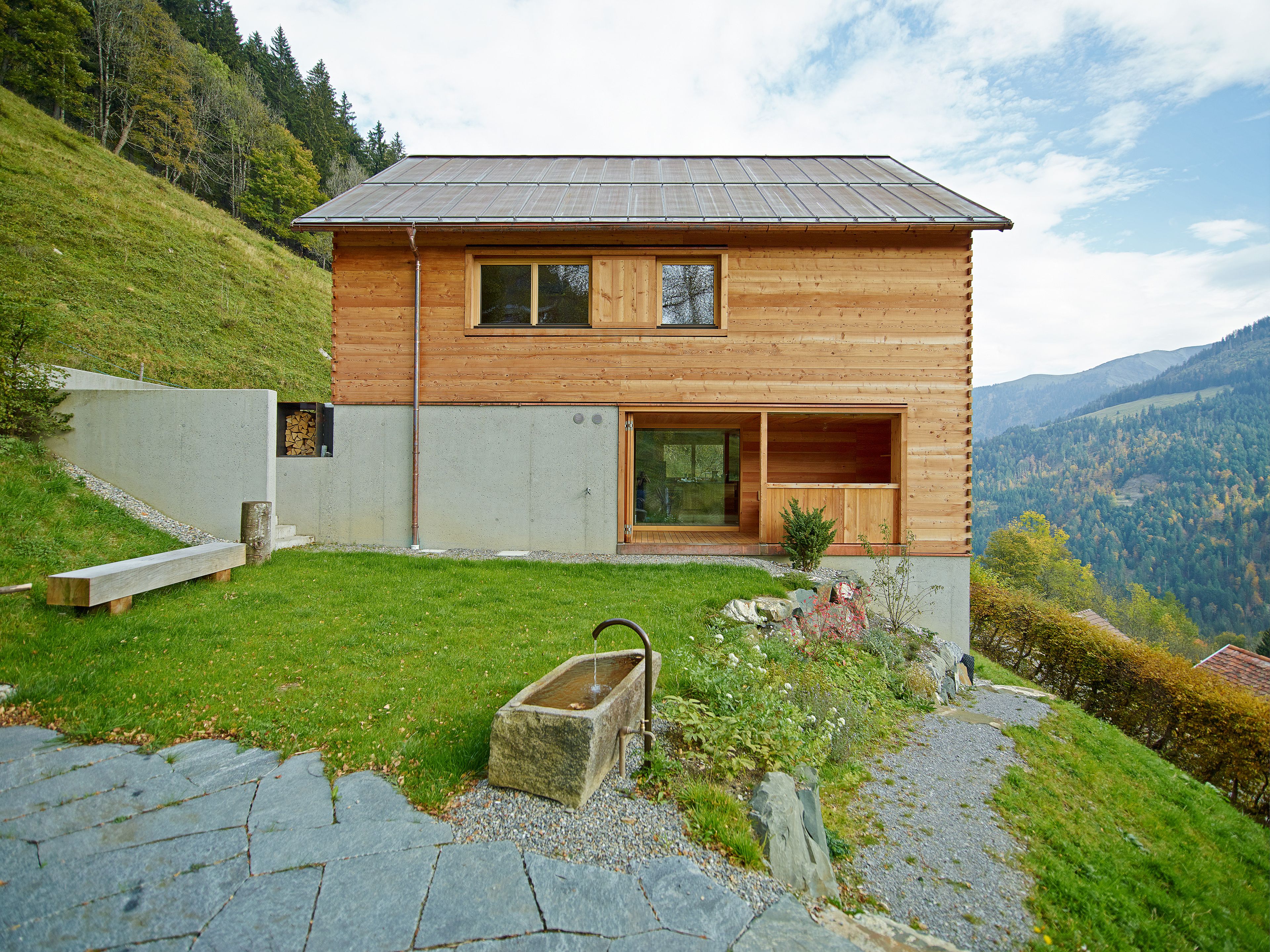 Aussenaufnahme eines Einfamilienhauses in Holz – in Strickbauweise.