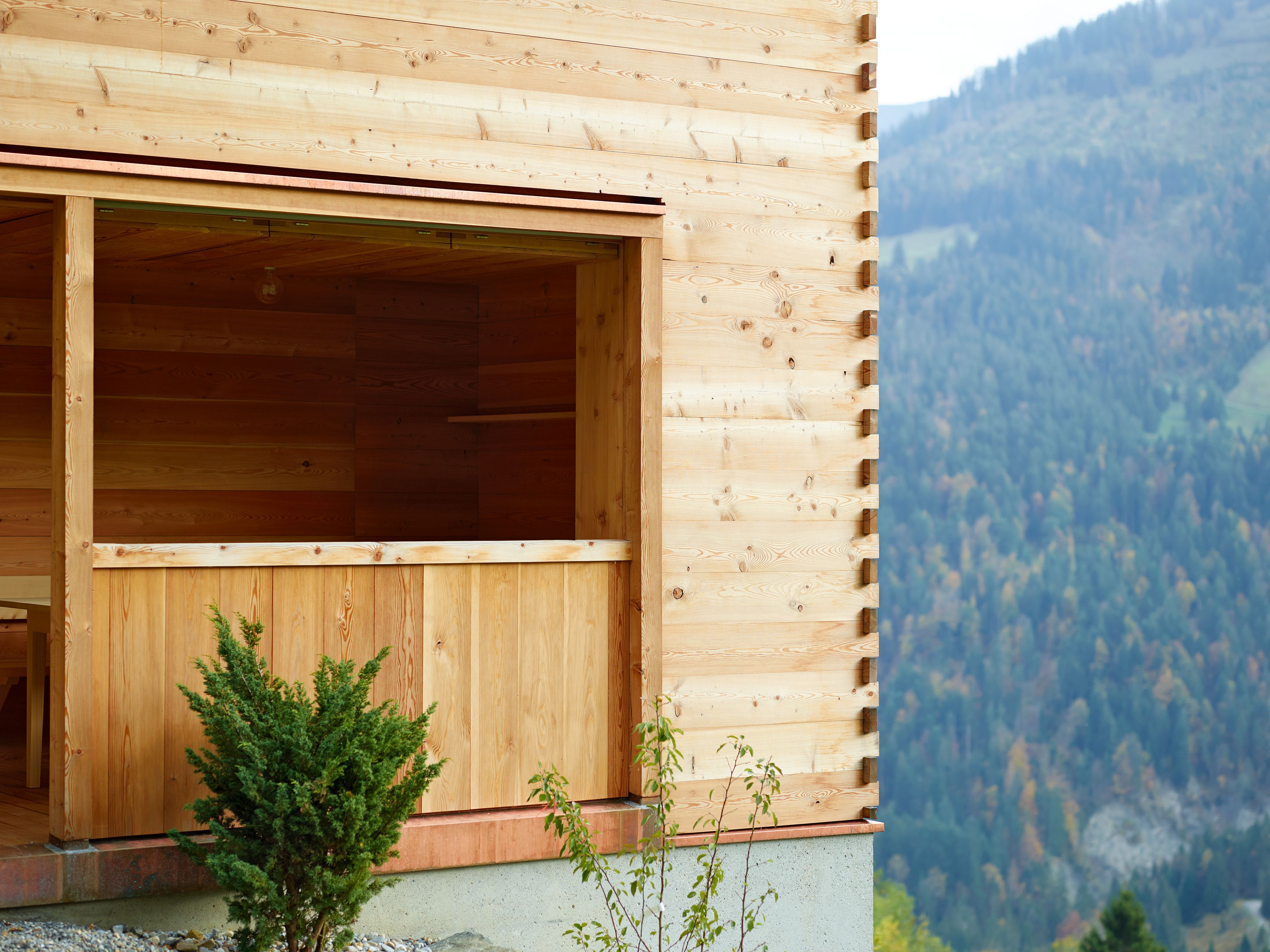 Aussenaufnahme eines Einfamilienhauses in Holz – in Strickbauweise.