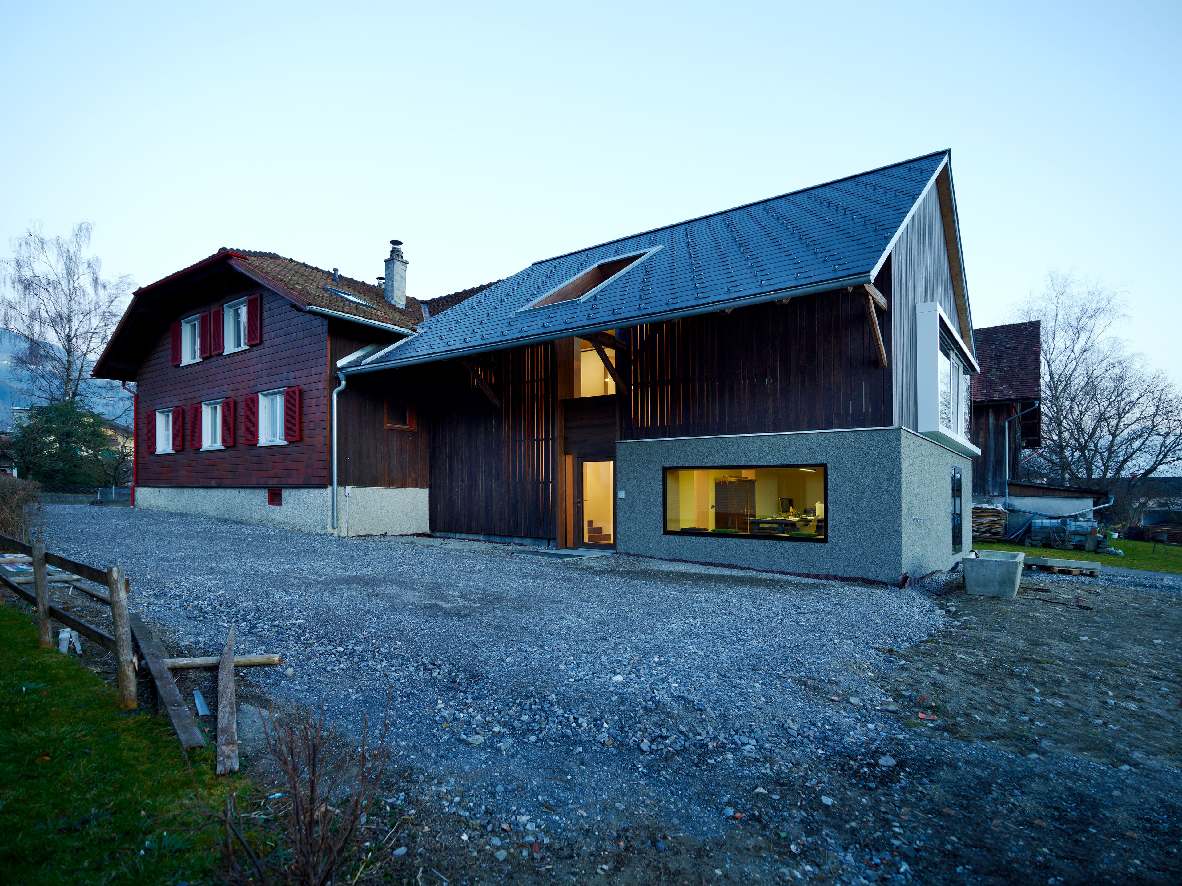 Eine ehemalige Scheune wurde zu Wohnzwecken mit Holz umgebaut.