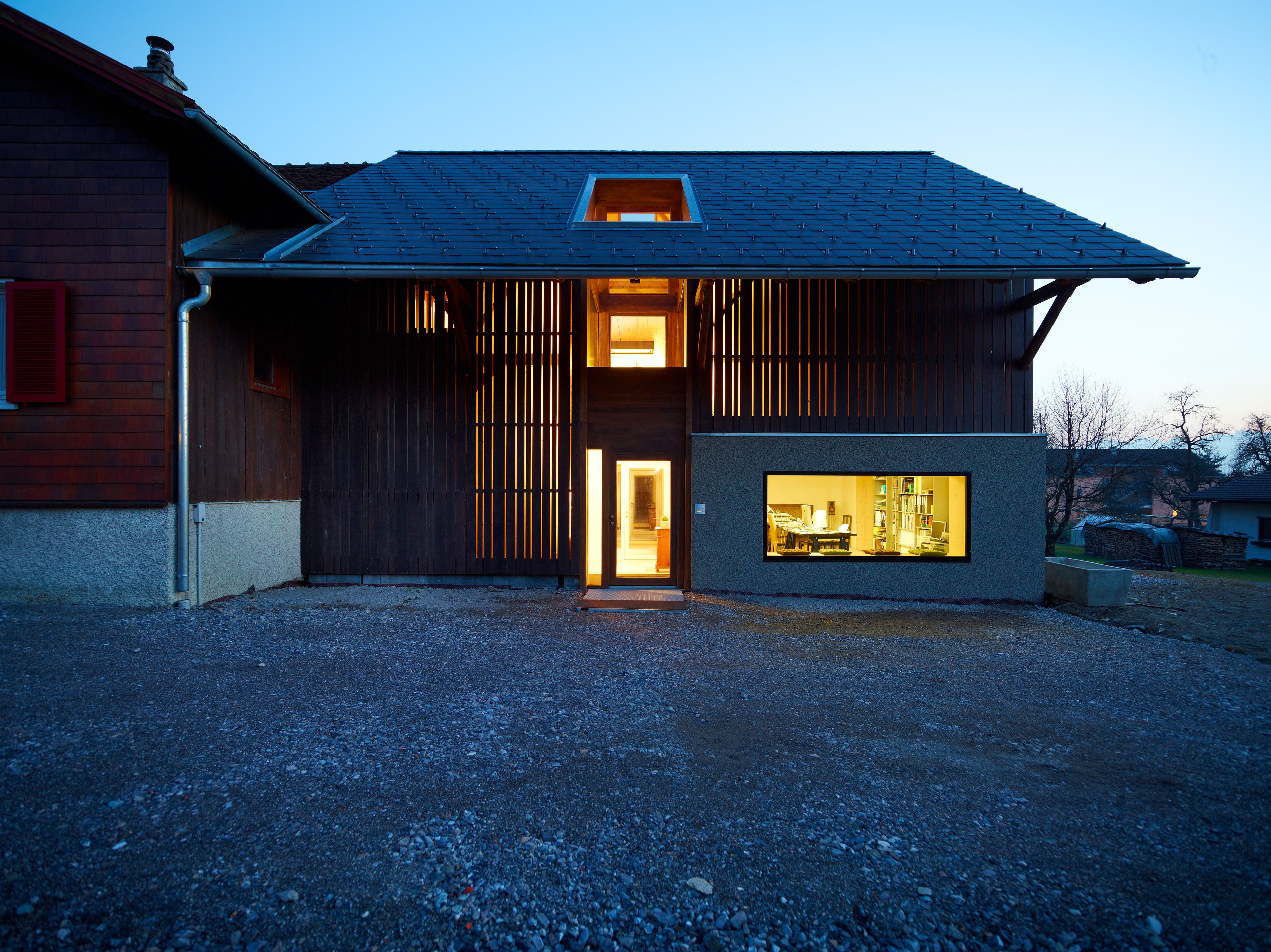 Eine ehemalige Scheune wurde zu Wohnzwecken mit Holz umgebaut.