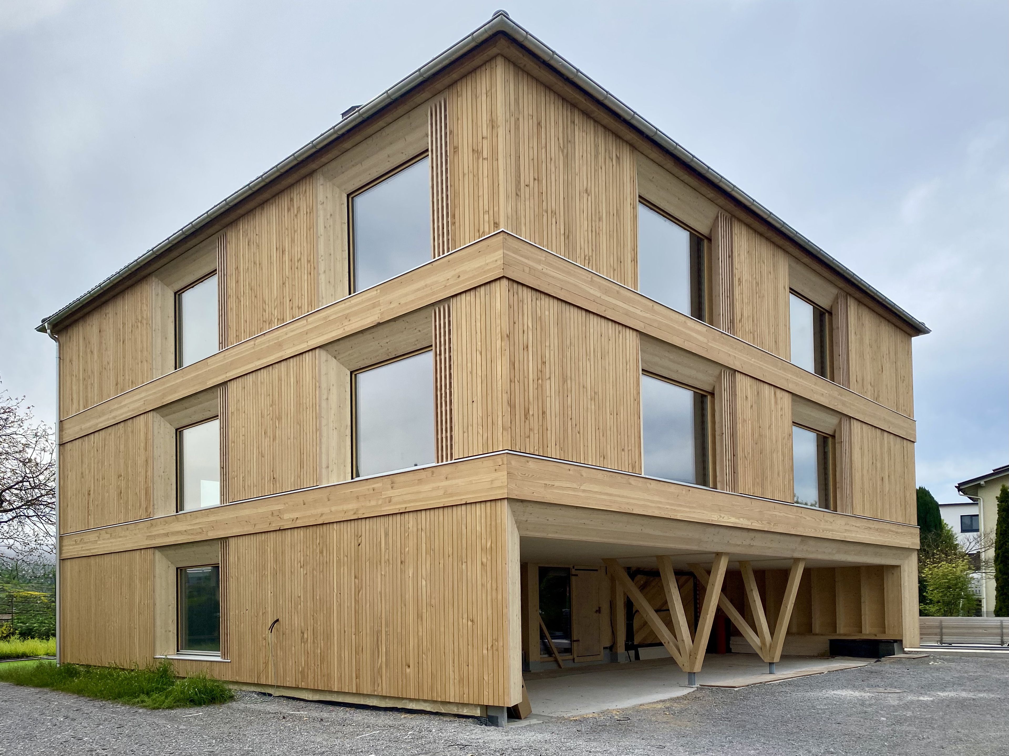 Außenansicht Haus Rotkreuzstraße Lustenau - Gerhard Berchtold Zimmerei Schwarzenberg - schöne Kleinwohnanlage in Massivholzbau aus dem Bregenzerwald