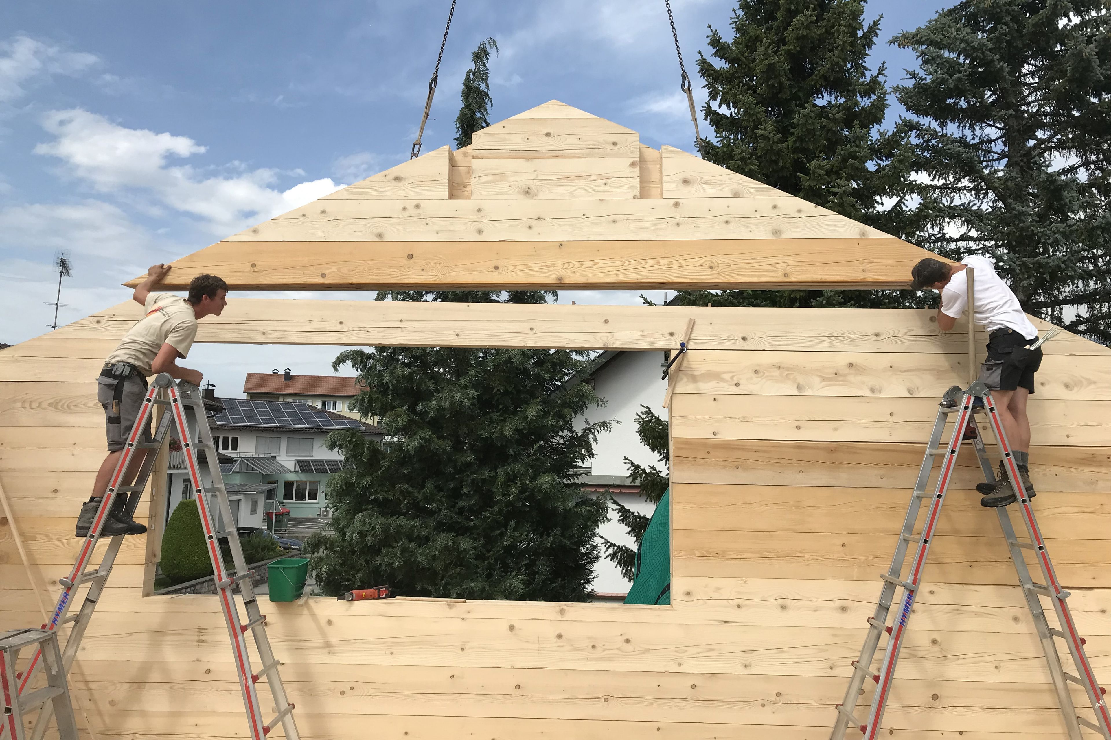 Berchtold Zimmerer beim Aufrichten eines Wertvollholzhauses