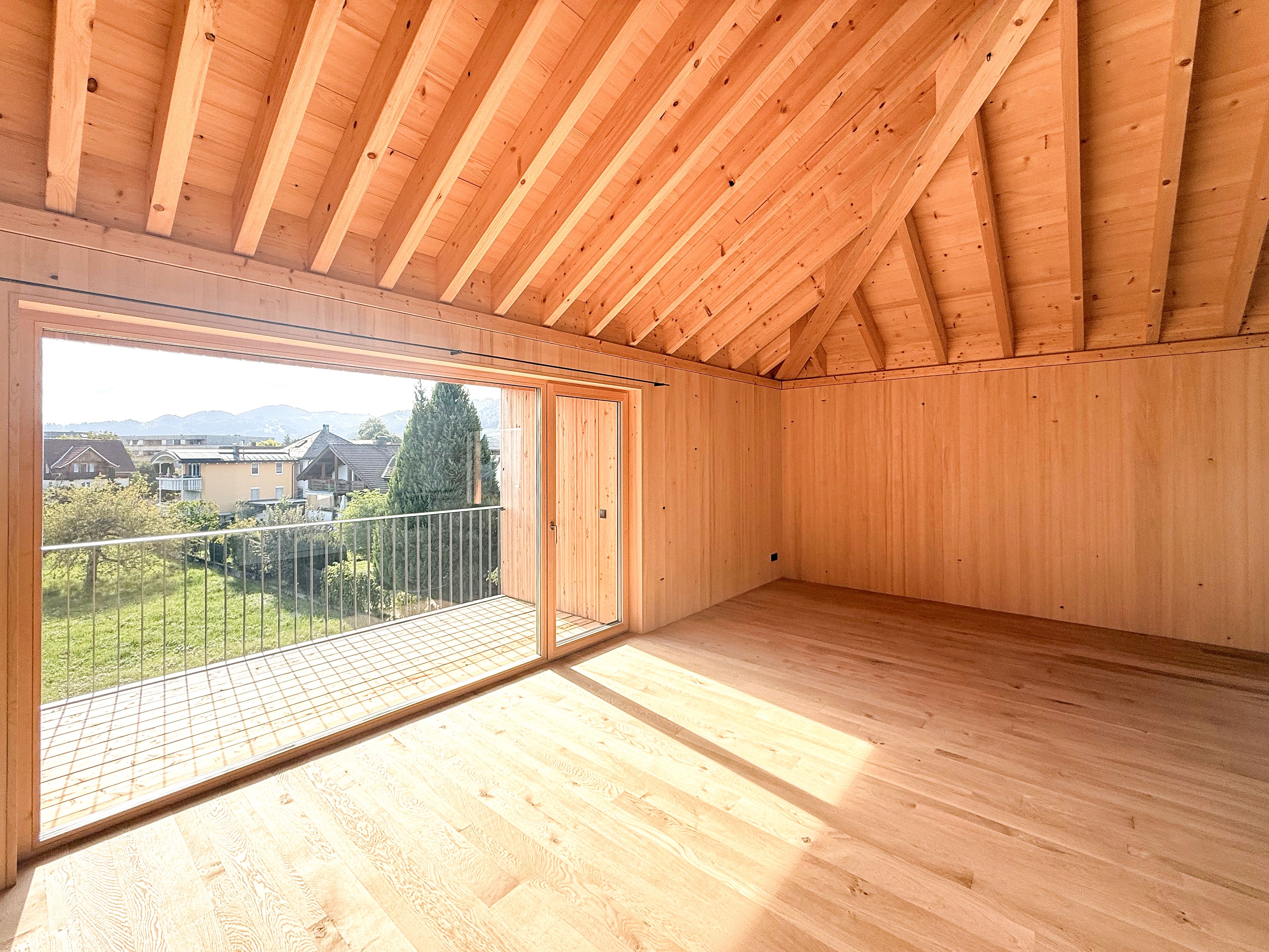 Innenansicht Haus Rotkreuzstraße Lustenau - Gerhard Berchtold Zimmerei Schwarzenberg - Kleinwohnanlage in Massivholzbau aus dem Bregenzerwald