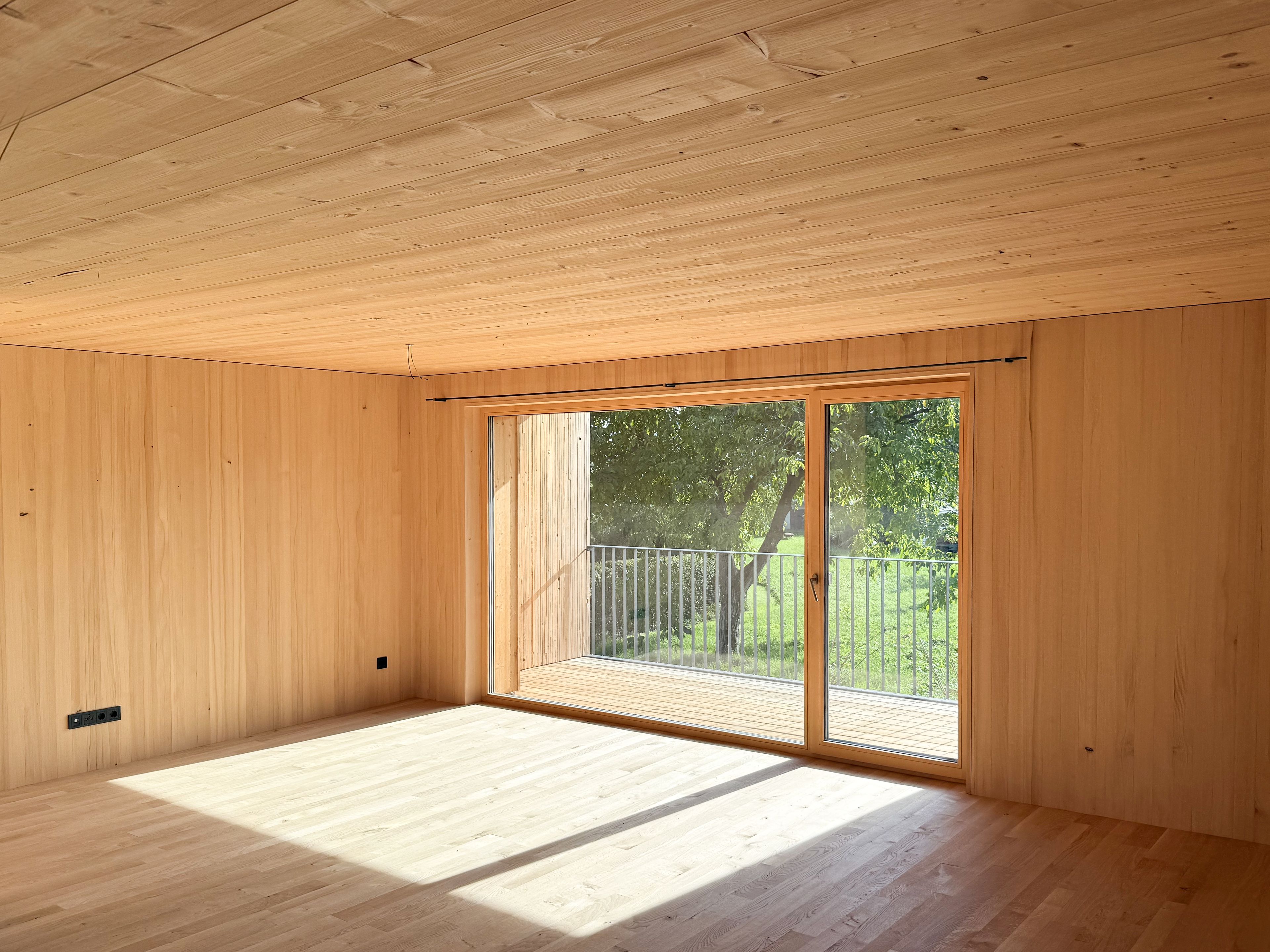 Innenansicht Haus Rotkreuzstraße Lustenau - Gerhard Berchtold Zimmerei Schwarzenberg - Kleinwohnanlage in Massivholzbau aus dem Bregenzerwald