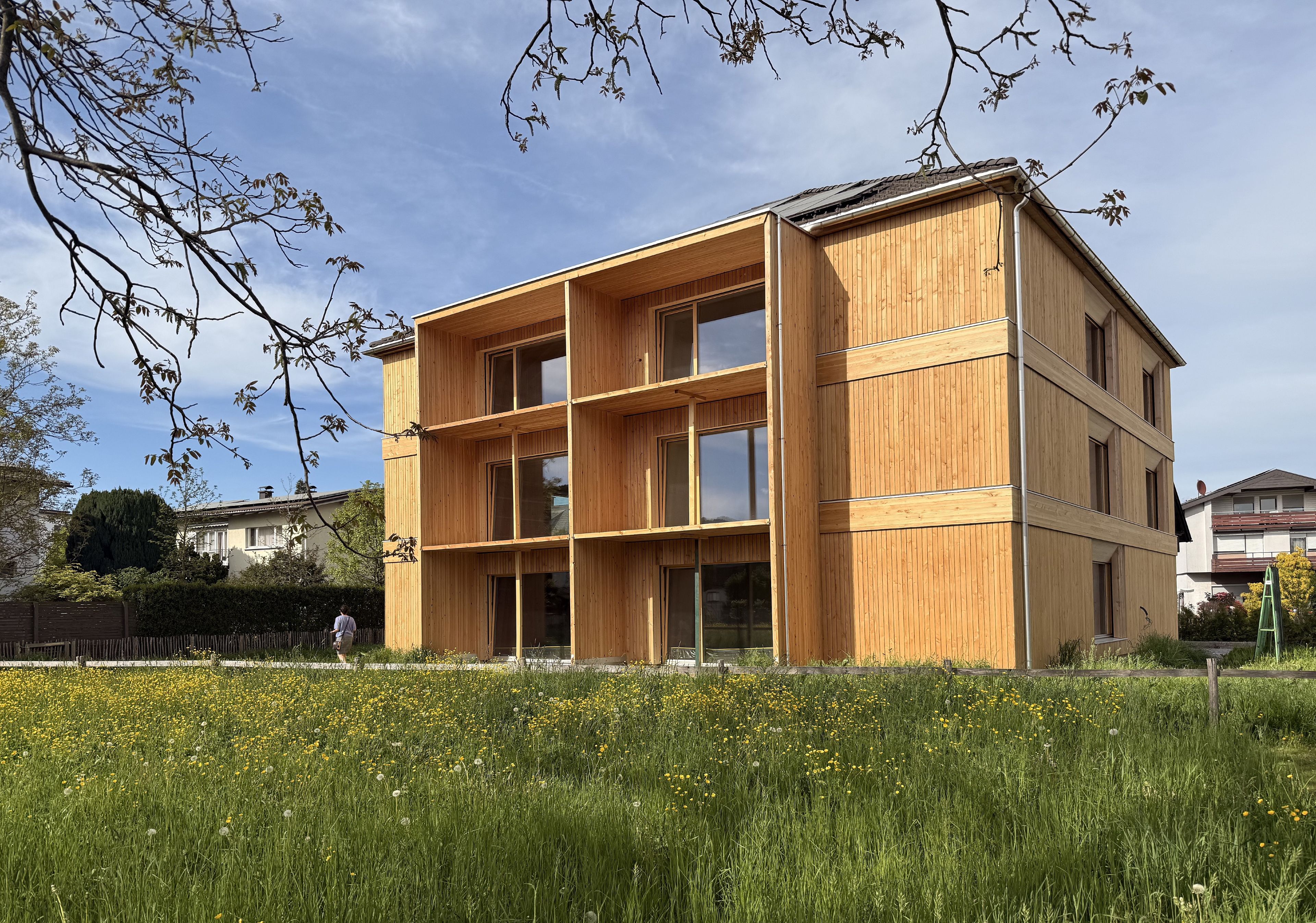 Außenansicht Haus Rotkreuzstraße Lustenau - Gerhard Berchtold Zimmerei Schwarzenberg - schöne Kleinwohnanlage in Massivholzbau aus dem Bregenzerwald