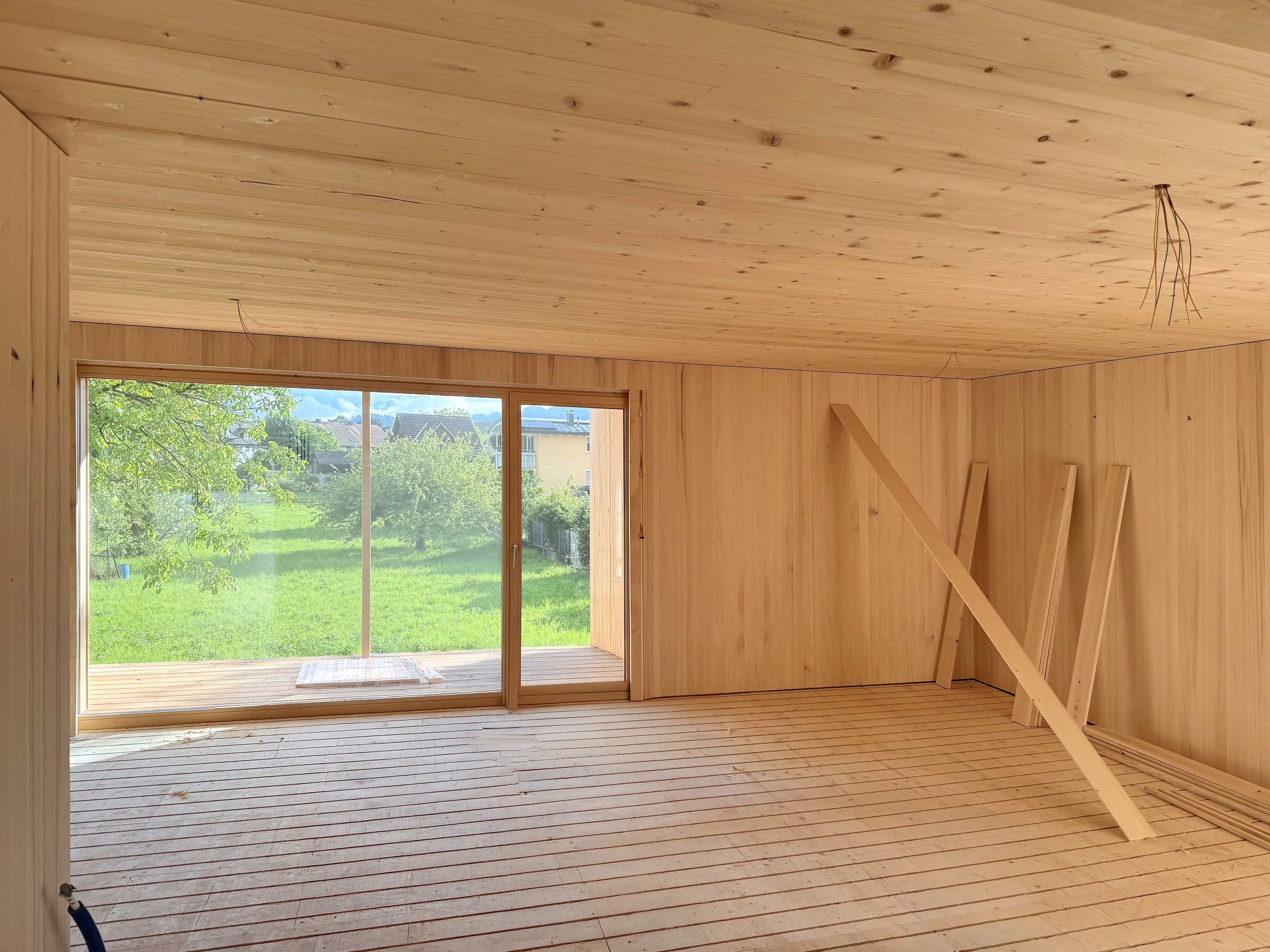 Außenansicht Haus Rotkreuzstraße Lustenau - Gerhard Berchtold Zimmerei Schwarzenberg - schöne Kleinwohnanlage in Massivholzbau aus dem Bregenzerwald