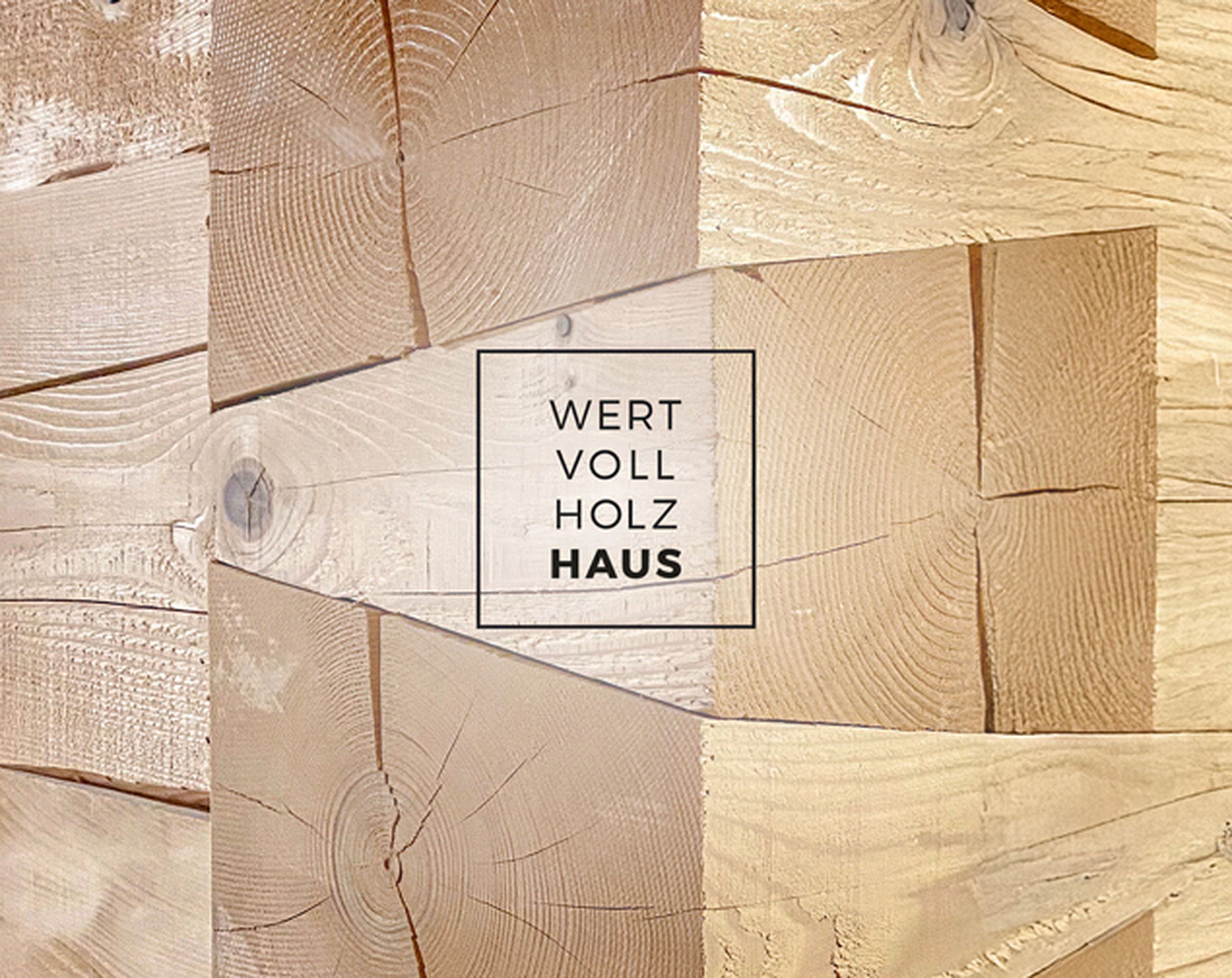 Collage aus Holztexturen und Querschnitten mit dem Text "WERT VOLL HOLZ HAUS" in der Mitte auf quadratischem Hintergrund.