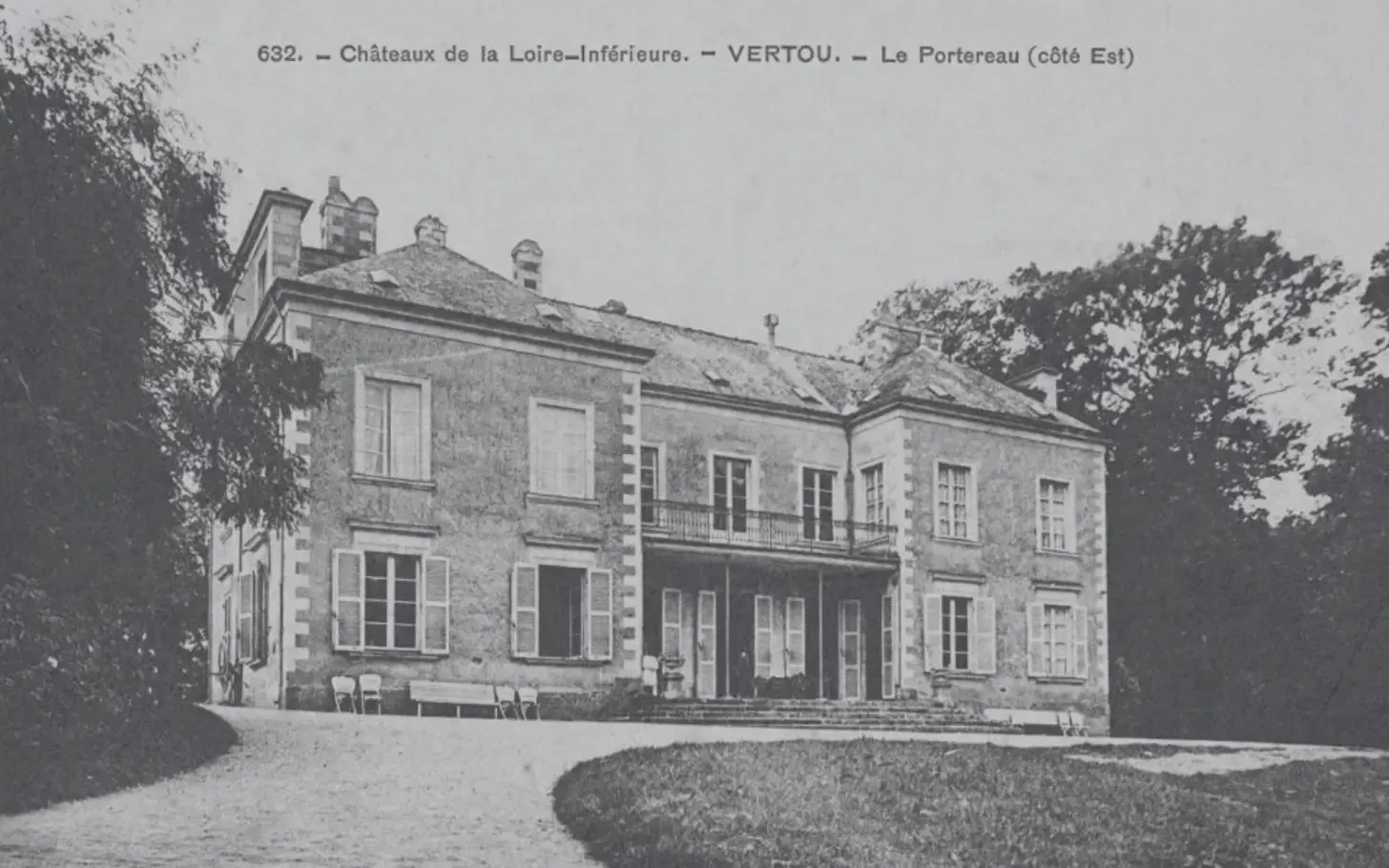 Image historique du Portereau à Vertou, représentant un grand château de deux étages aux nombreuses fenêtres, avec un petit sentier au premier plan