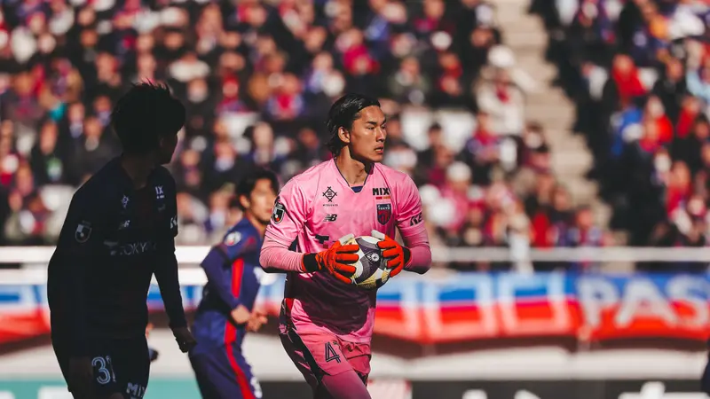 Taishi Brandon Nozawa tekent contract op de bosuil.