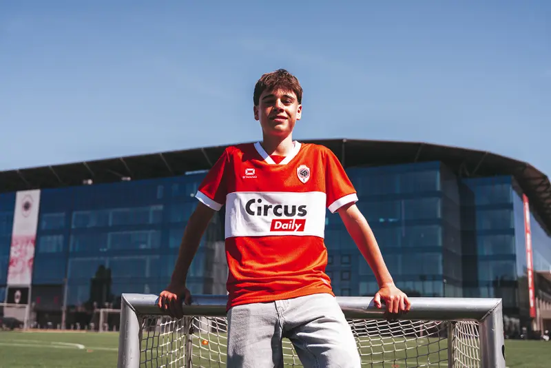Eerste profcontract voor Lucas Rombouts (15)