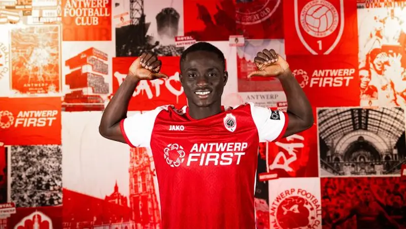Arouna Koné tekent een contract op de Bosuil.