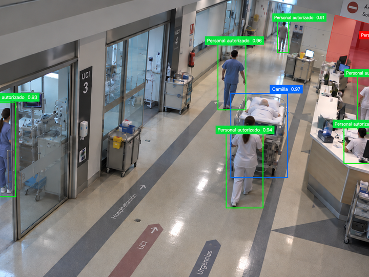 Pasillo de hospital con personal sanitario detectado por la IA de Safe