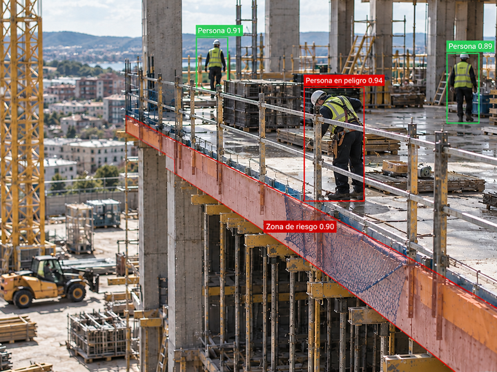 Trabajadores junto al borde de un forjado en obra, con riesgo de caída a distinto nivel detectado