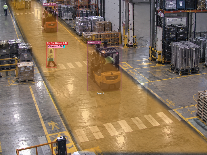 Peatón cruzando un pasillo de fábrica con la zona de circulación de carretillas marcada