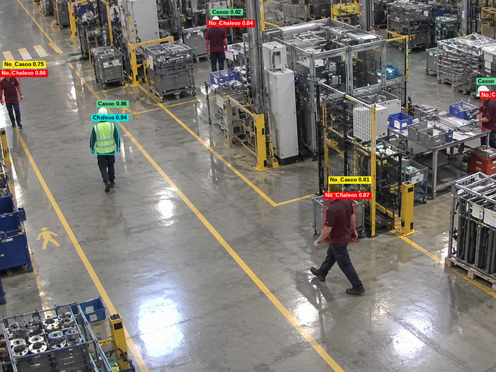 Operarios en una fábrica con detección de EPIs y un incumplimiento marcado