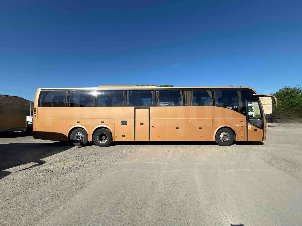 vehicle slot photo_side_right_doors_closed_lg.webp